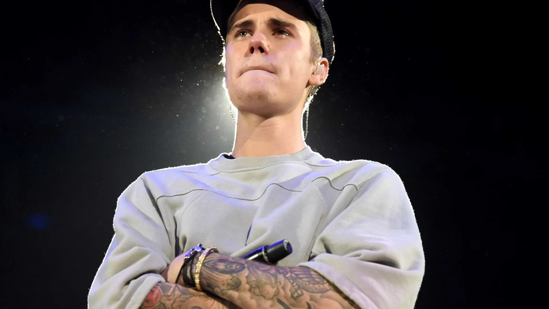 Justin Bieber faz nova tatuagem... no pescoço