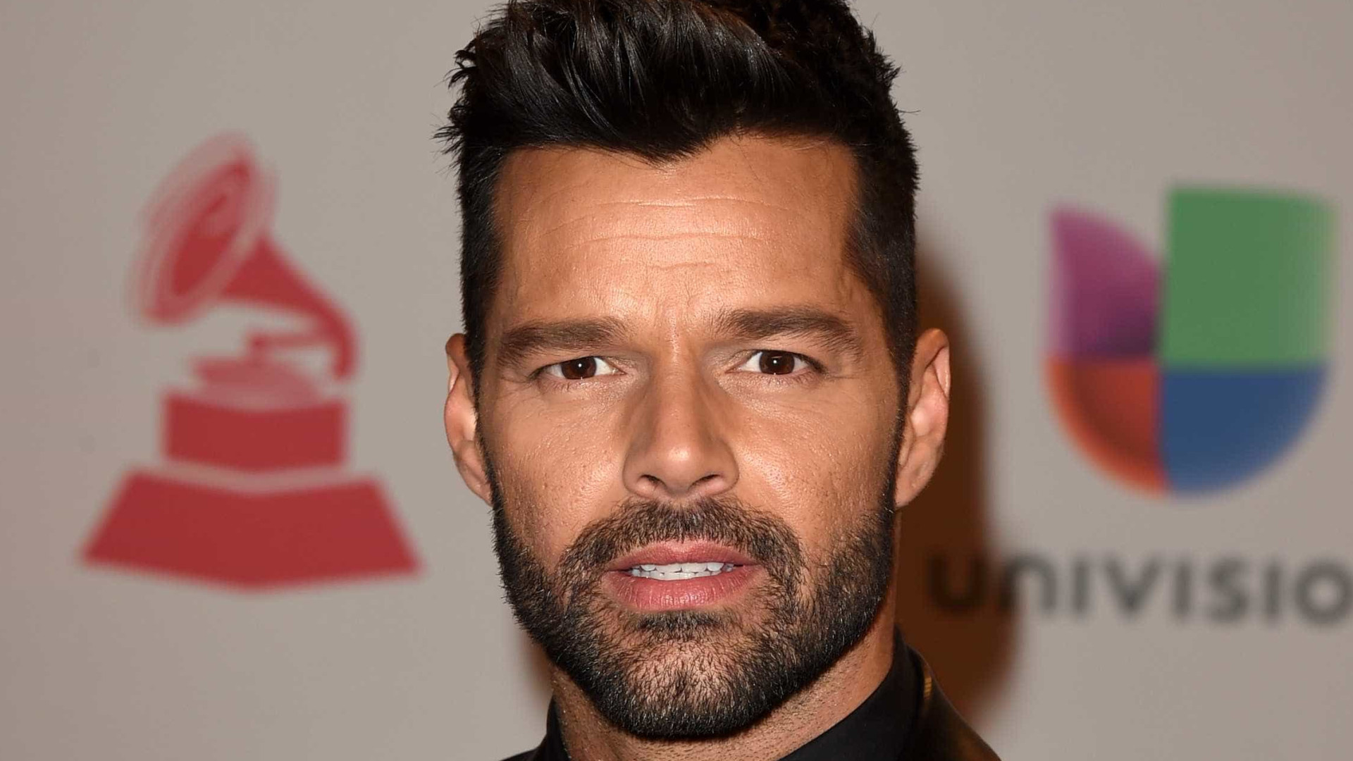Ricky Martin acusado de incesto e violência doméstica contra o sobrinho