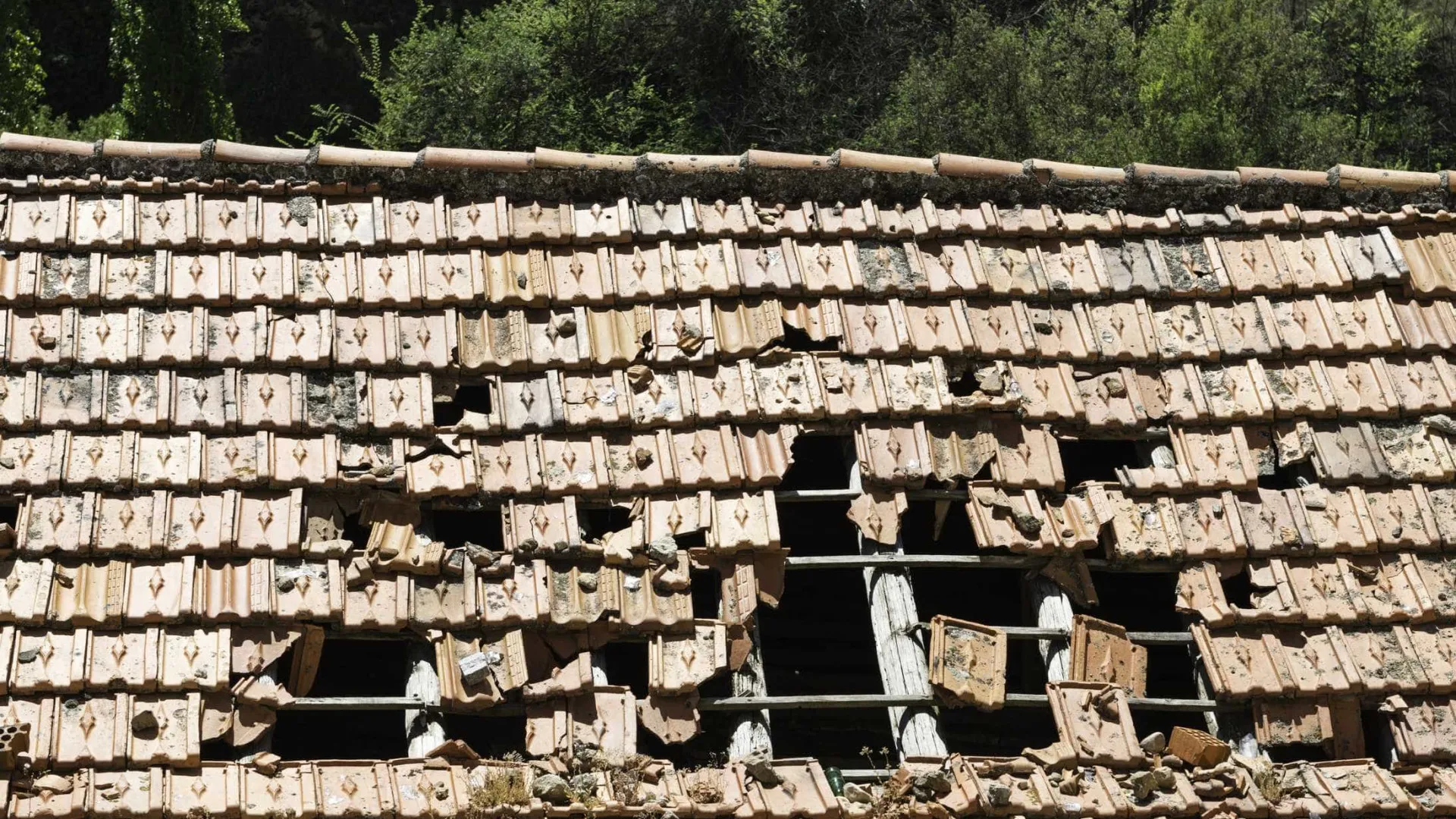 
                    Câmara de Pampilhosa da Serra dá tijolos e telhas à população
                
