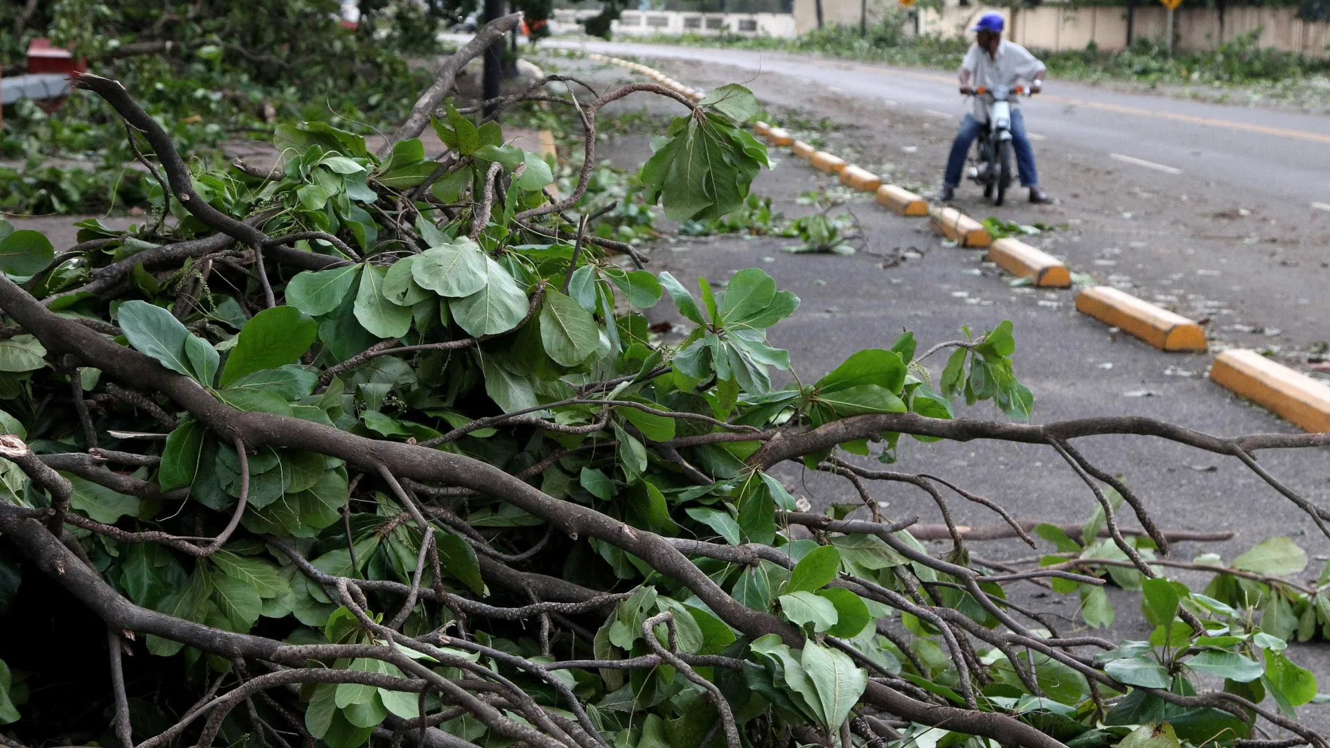 
                    Um morto e 19 feridos após vento extremo em Albufeira. Marcelo 