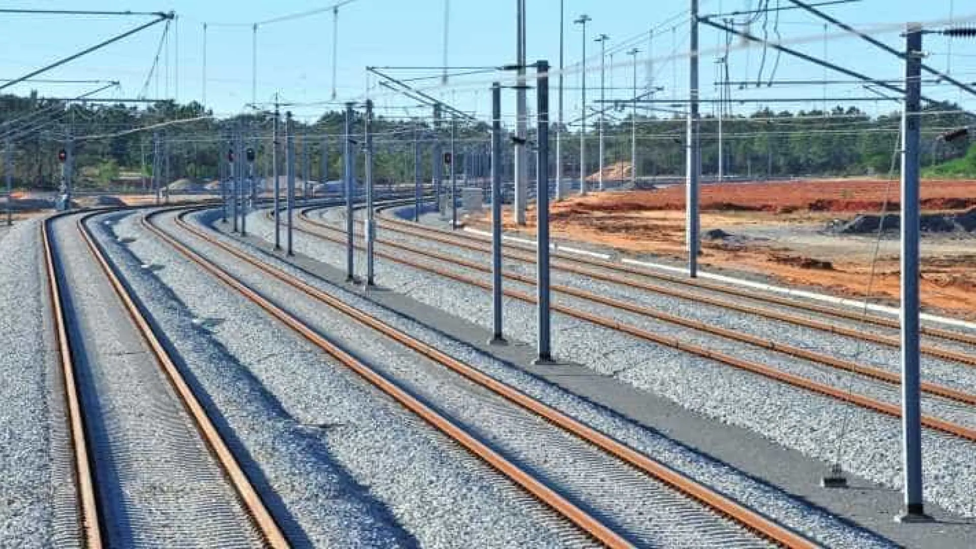 
                    Derrocada de terras corta circulação na Linha do Minho em Barcelos
                