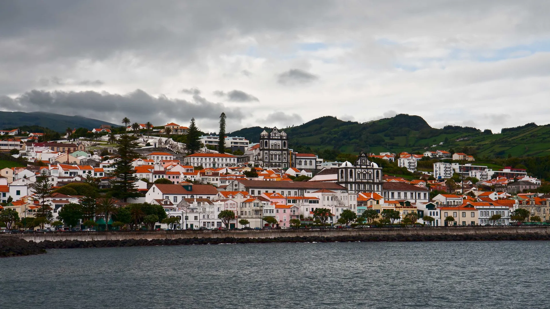 
                    Navio que cancelou escala na Horta só solicitou rebocador no dia anterior
                