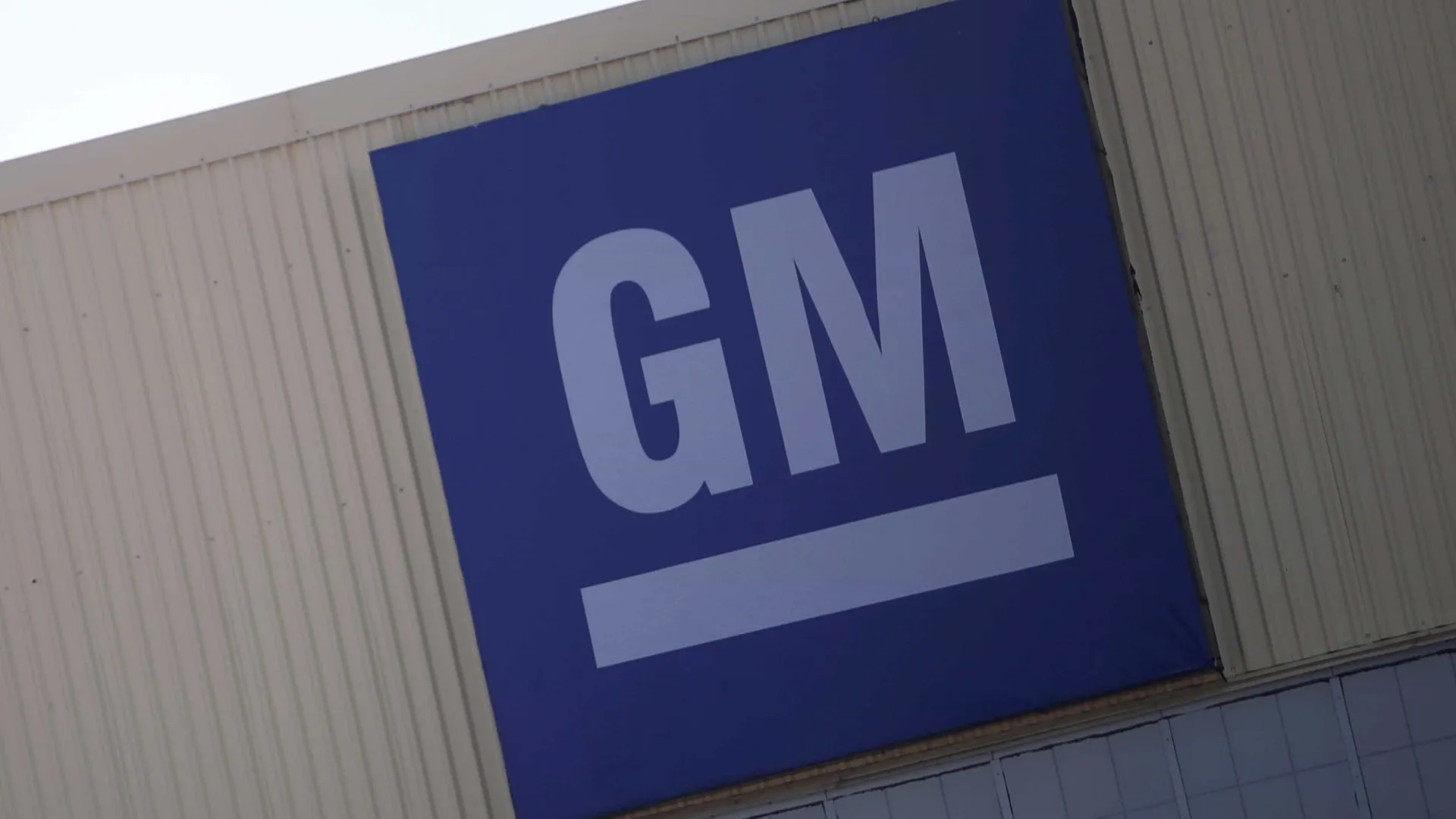 
                    General Motors vai reduzir produção de elétricos nos EUA devido a Trump
                