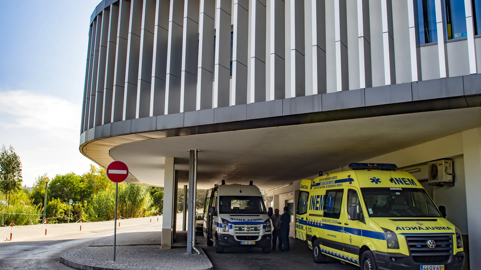 
                    Coimbra. Dois feridos graves após acidente e incêndio levados ao hospital
                