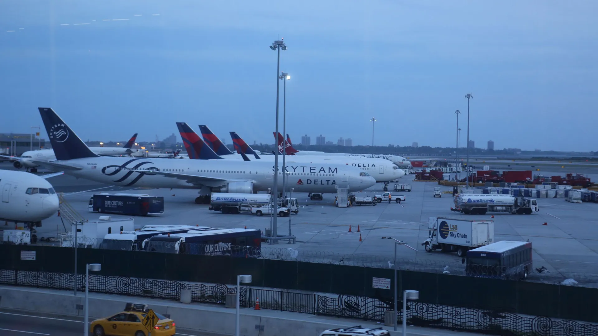 
                    Aeroporto JFK em Nova Iorque suspende operações por falta de controladores aéreos
                