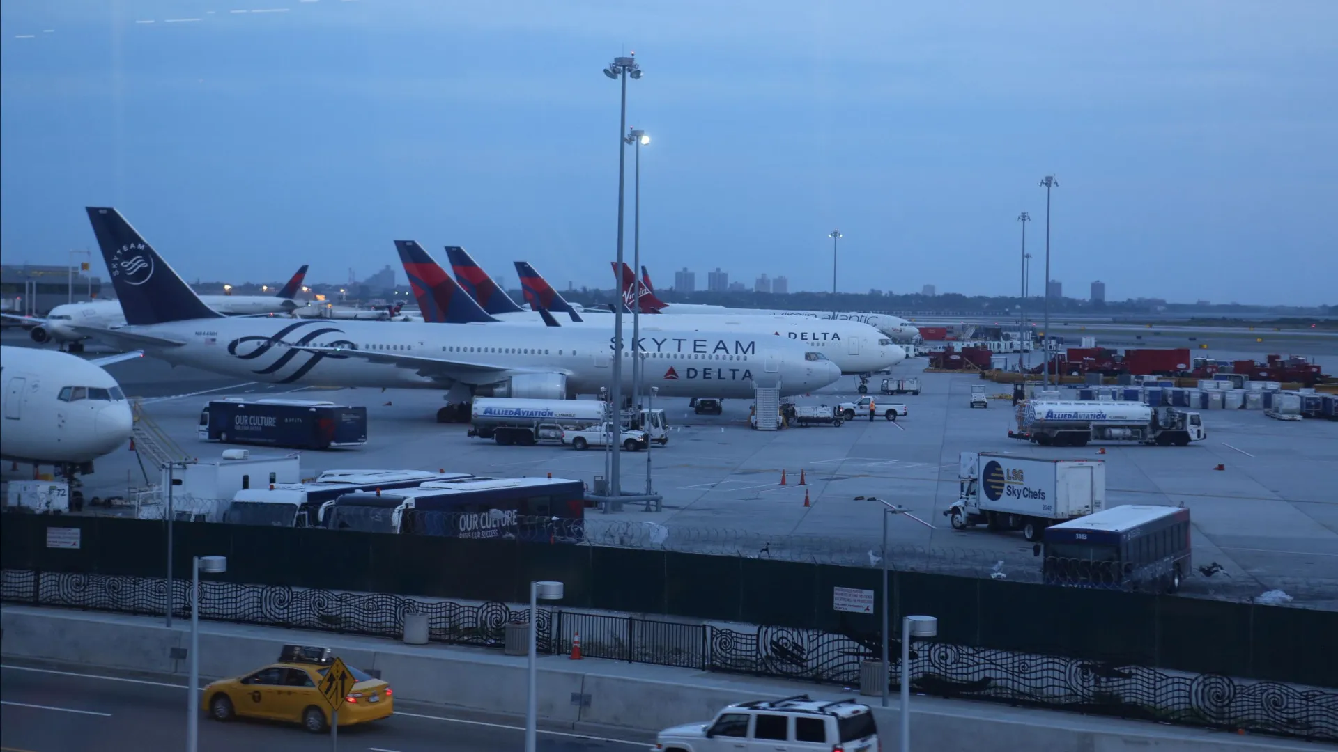 Aeroporto JFK em Nova Iorque suspende operações por falta de controladores aéreos