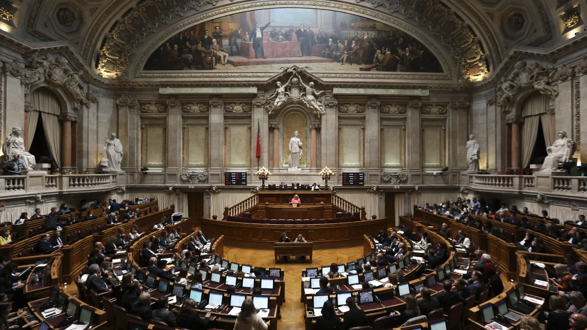 Lei da Nacionalidade aprovada (na sombra do Constitucional). As reações