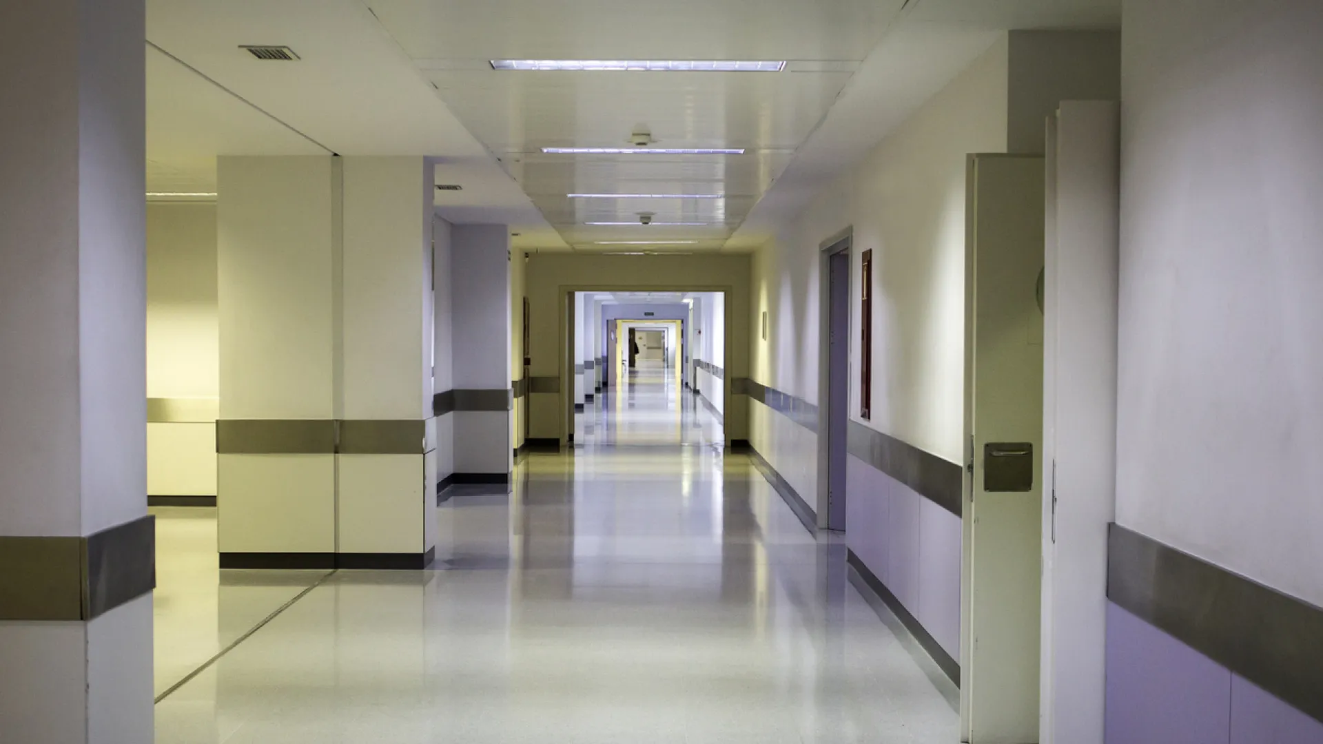 
                    Pelo menos 20 profissionais de saúde demitidos em Moçambique por roubo
                