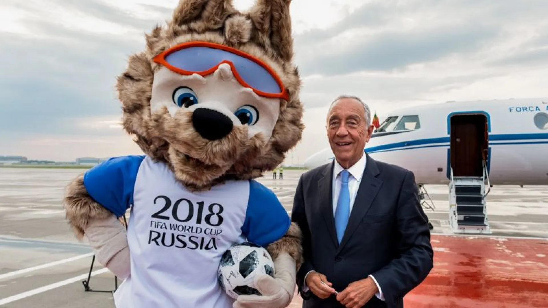 Marcelo dá pontapé de saída na Rússia e é recebido por mascote