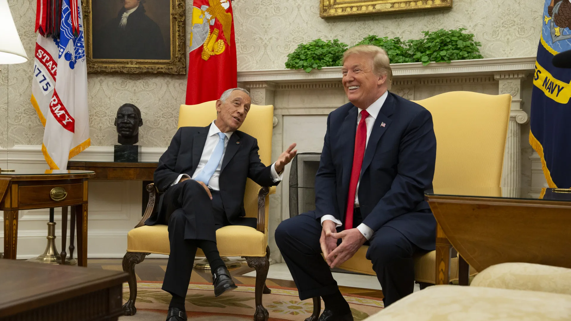 
                    Trump é um 
