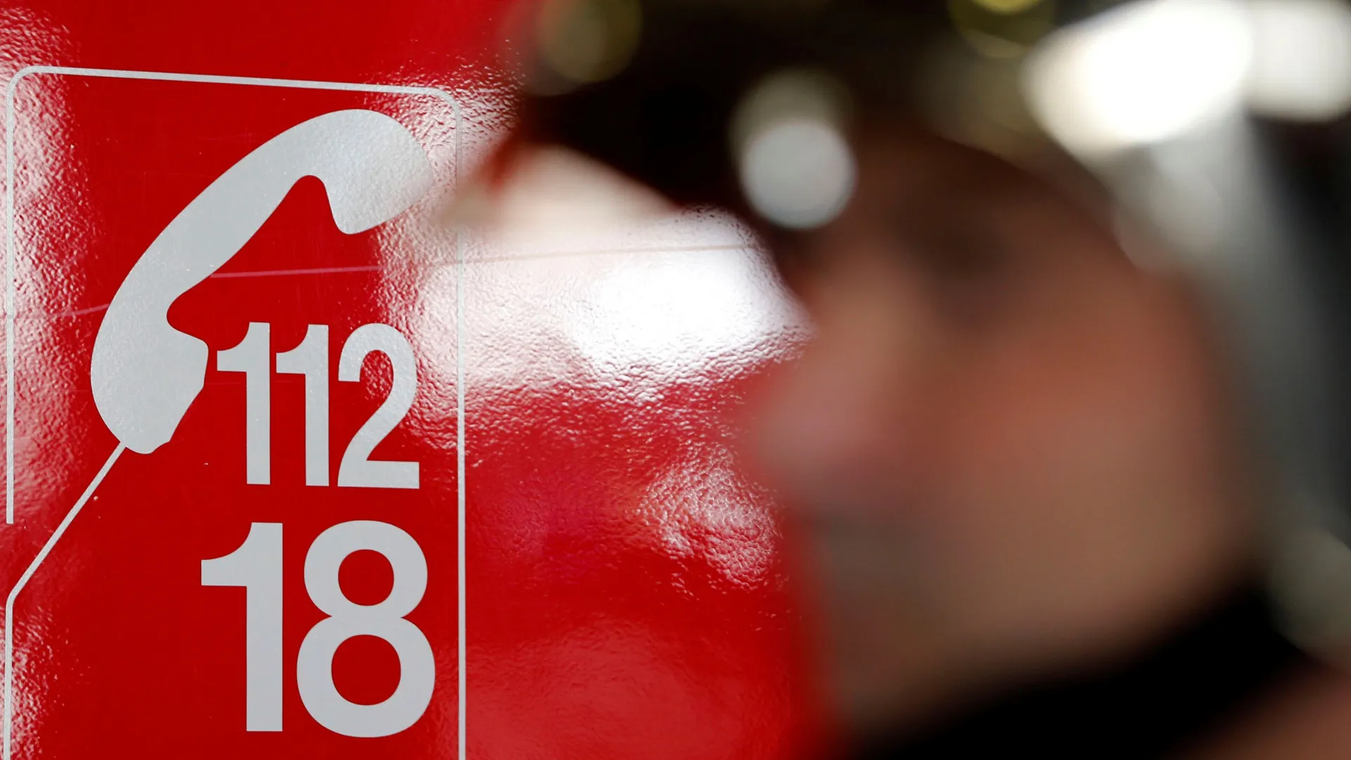 
                    Três adolescentes morrem após carro cair em piscina privada em França
                