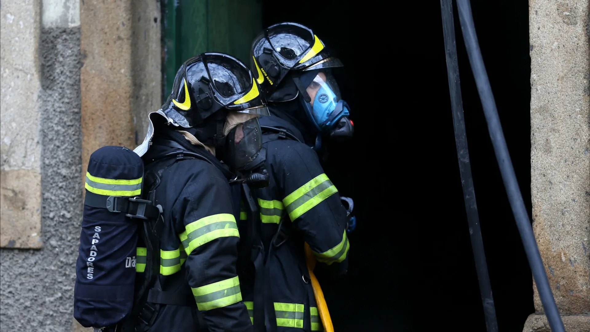 Derrocada de prédio desaloja idosa e corta rua em Braga