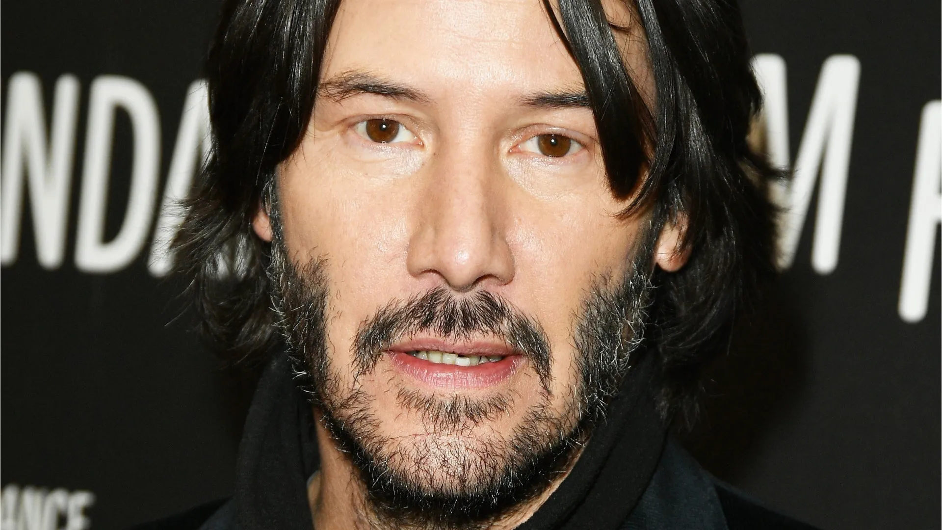 A atitude de Keanu Reeves com as fãs a tirar fotos que se tornou viral