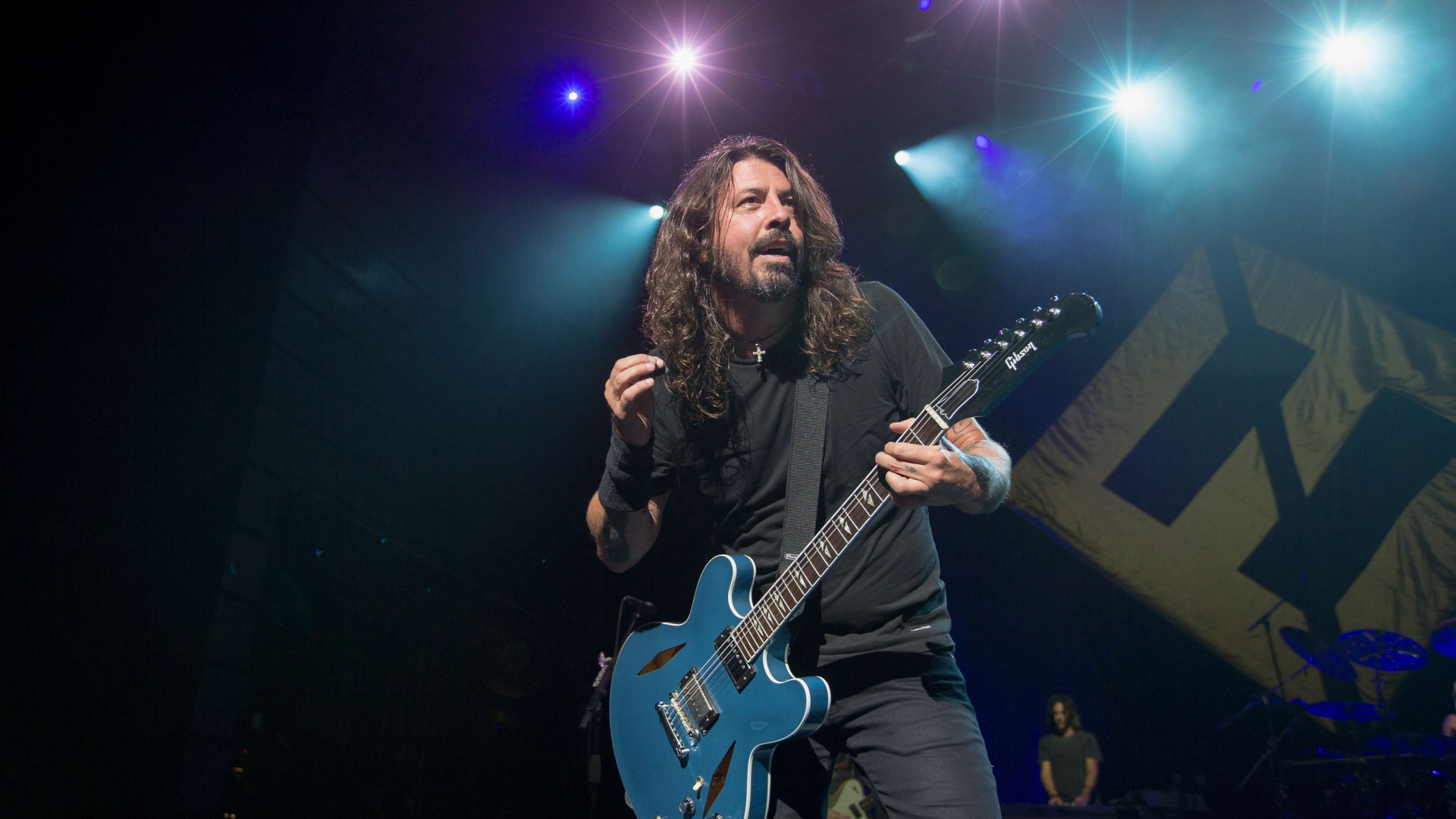 Dave Grohl passa aniversário a cozinhar para as vítimas dos incêndios