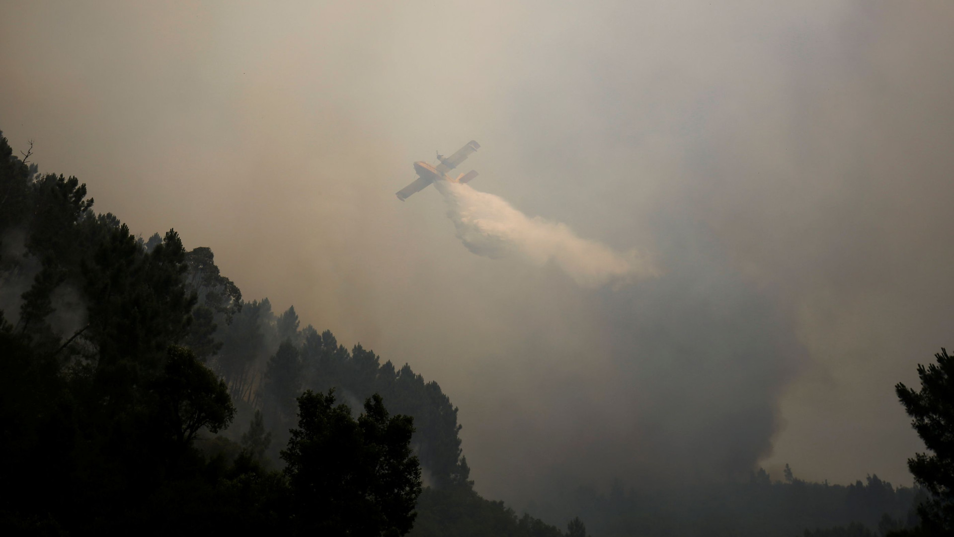 Dois incêndios em Évora mobilizam mais de 140 bombeiros e 10 aviões