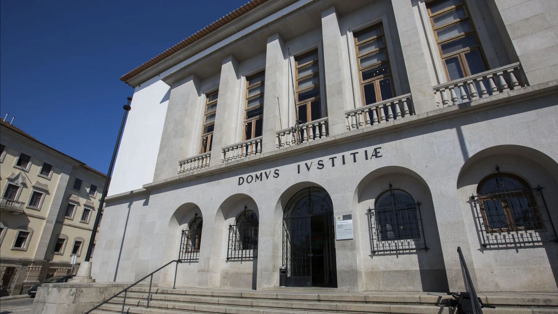 
                    Ex-padre de Murça vai a julgamento por burla, usurpação de funções e violação
                