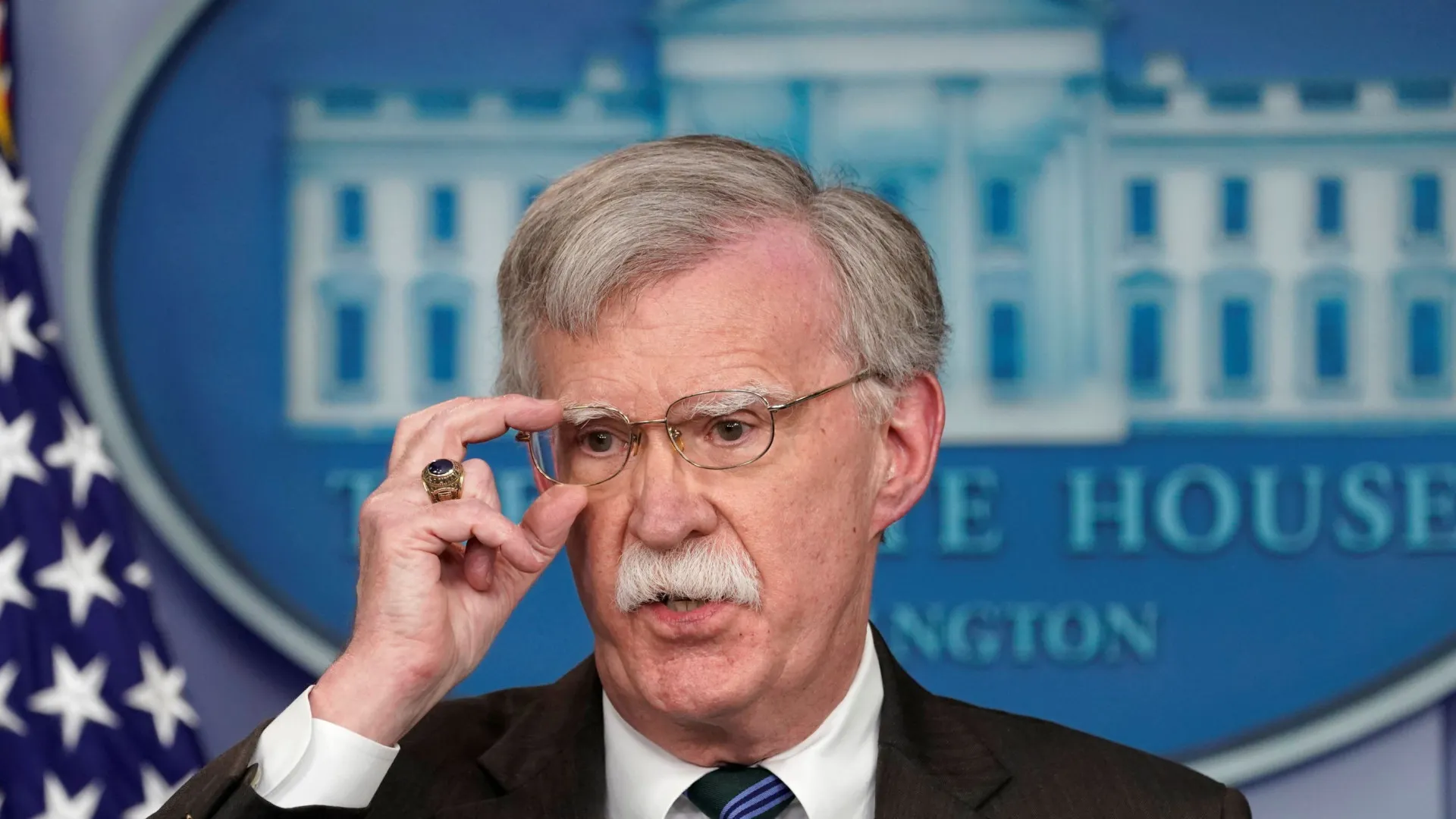 
                    Bolton declara-se não culpado no caso que o acusa de partilhar informações secretas
                