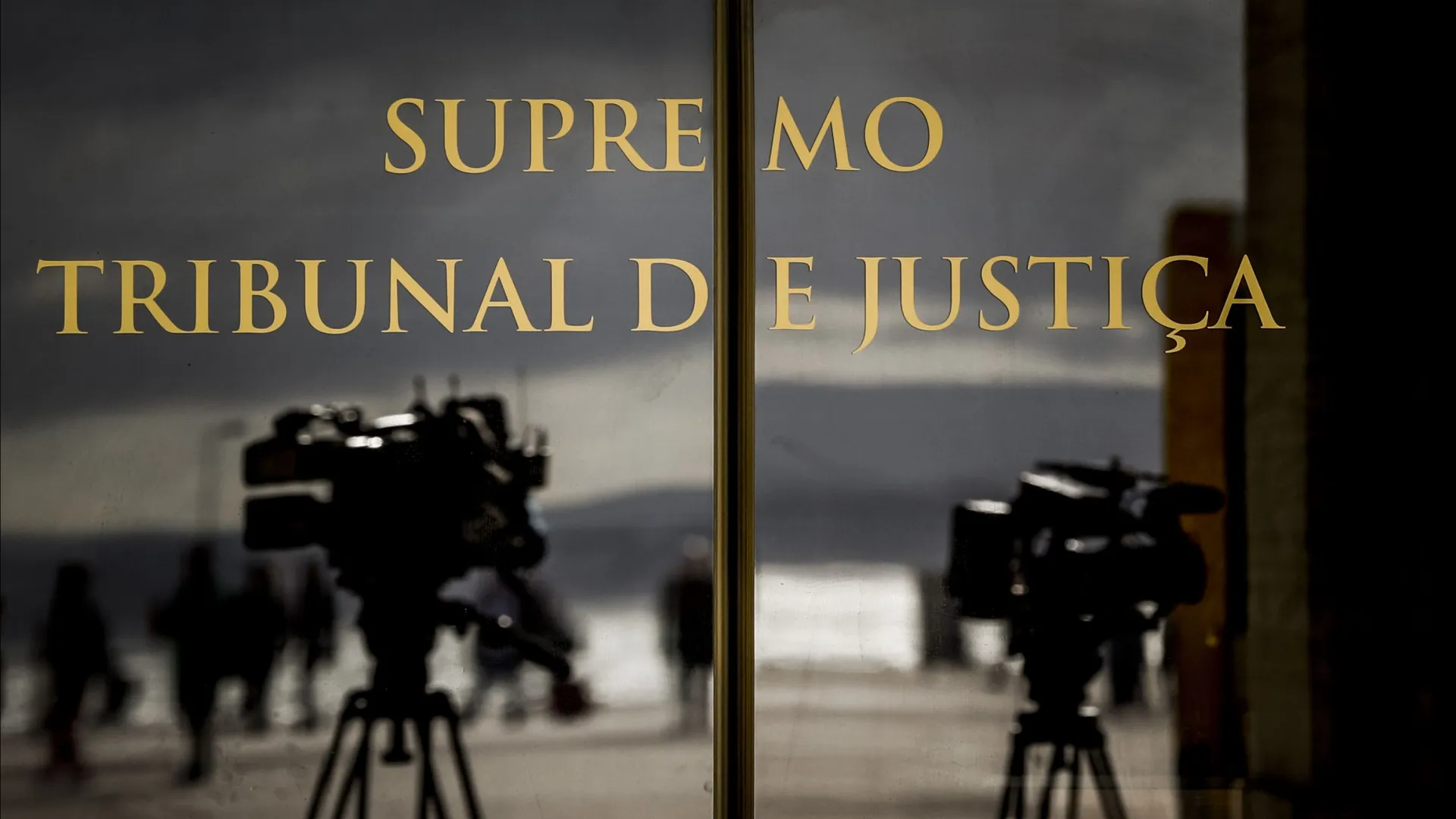 
                    Agravada para 14 anos de prisão pena para homem por abuso e violação de menores
                