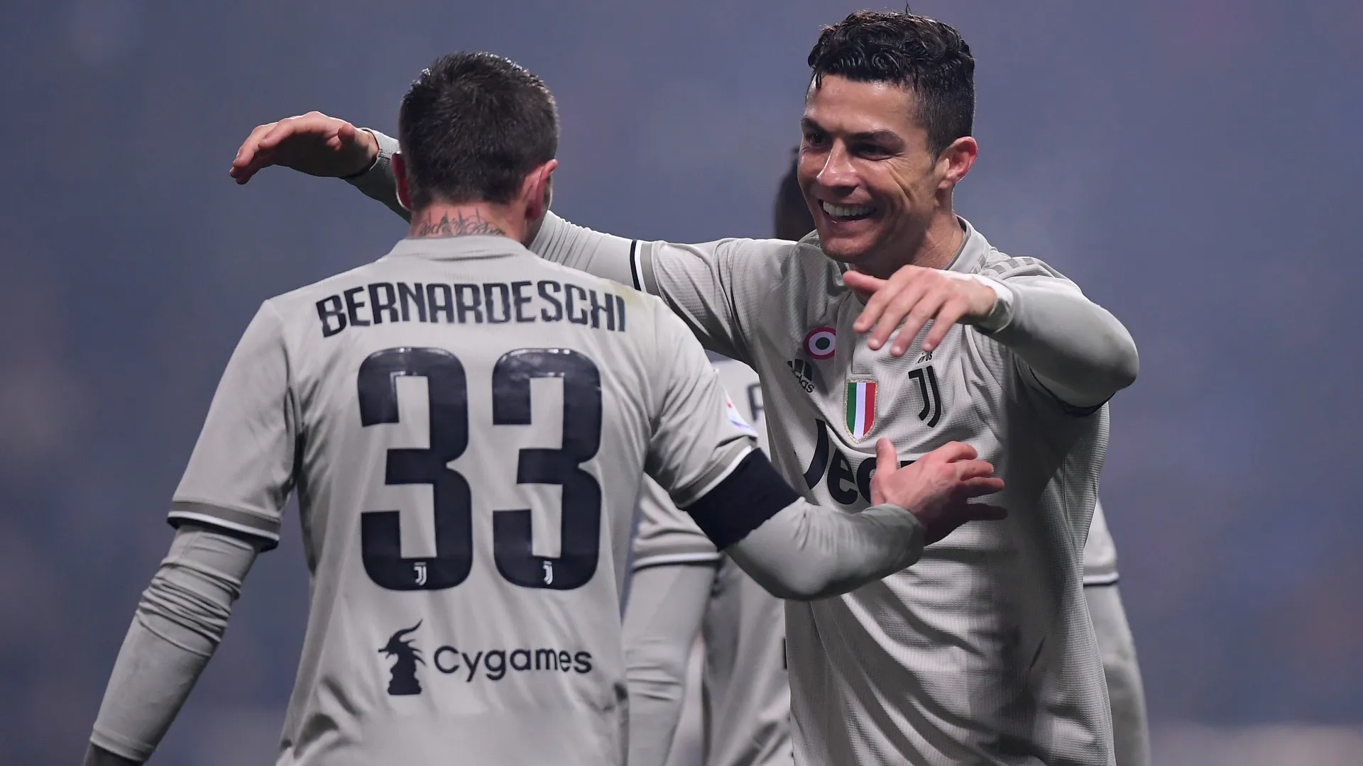 Bernardeschi põe 'pontos nos is' sobre CR7 na Juventus: "Não é verdade"