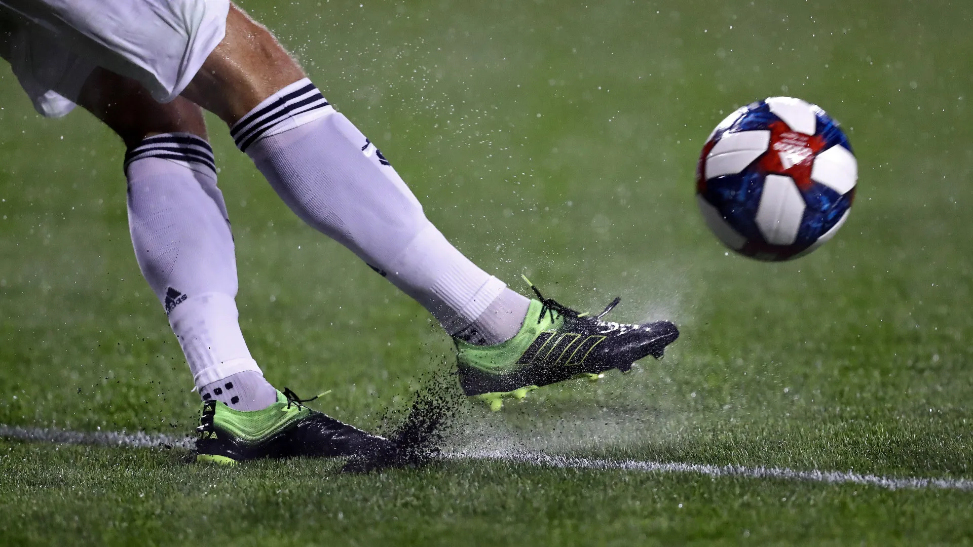 
                    Mercado de transferências de futebol com recorde na janela de verão
                