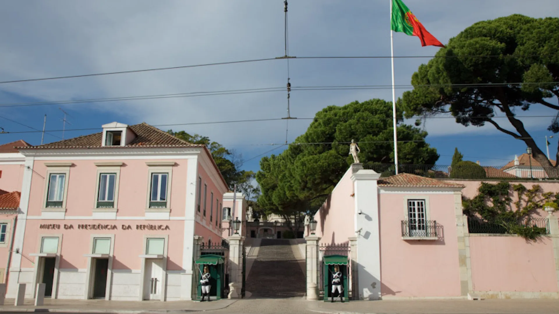 
                    Presidenciais: Cinco candidatos na luta para 2.ª volta. Que diz sondagem?
                