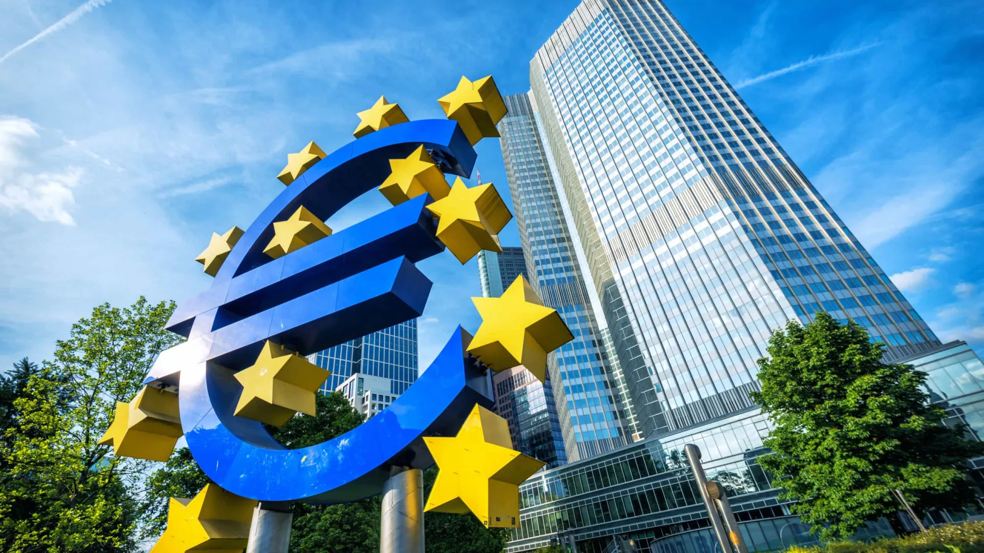 
                    Atividade das empresas na zona euro acelera para máximo de um ano
                