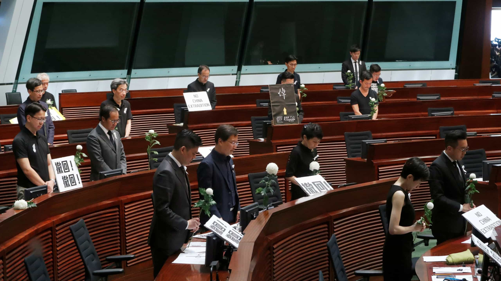 Parlamento de Hong Kong aprova moção a pedir unidade contra tarifas