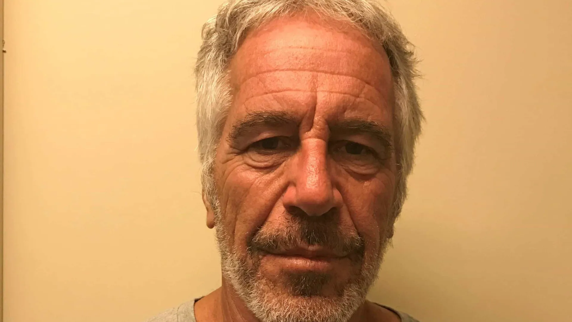 
                    Novos documentos apontam falhas na vigilância de Epstein antes da morte na prisão
                