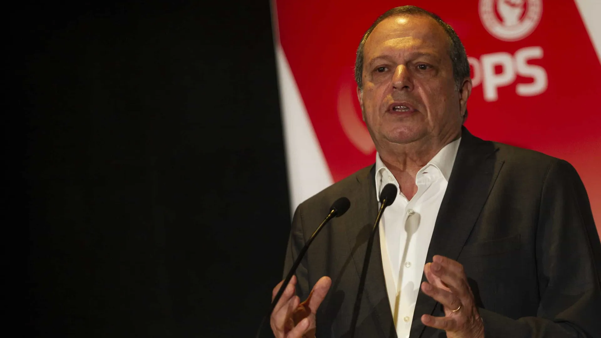 Carlos César considera "um disparate" falar de colagem do PS ao Governo