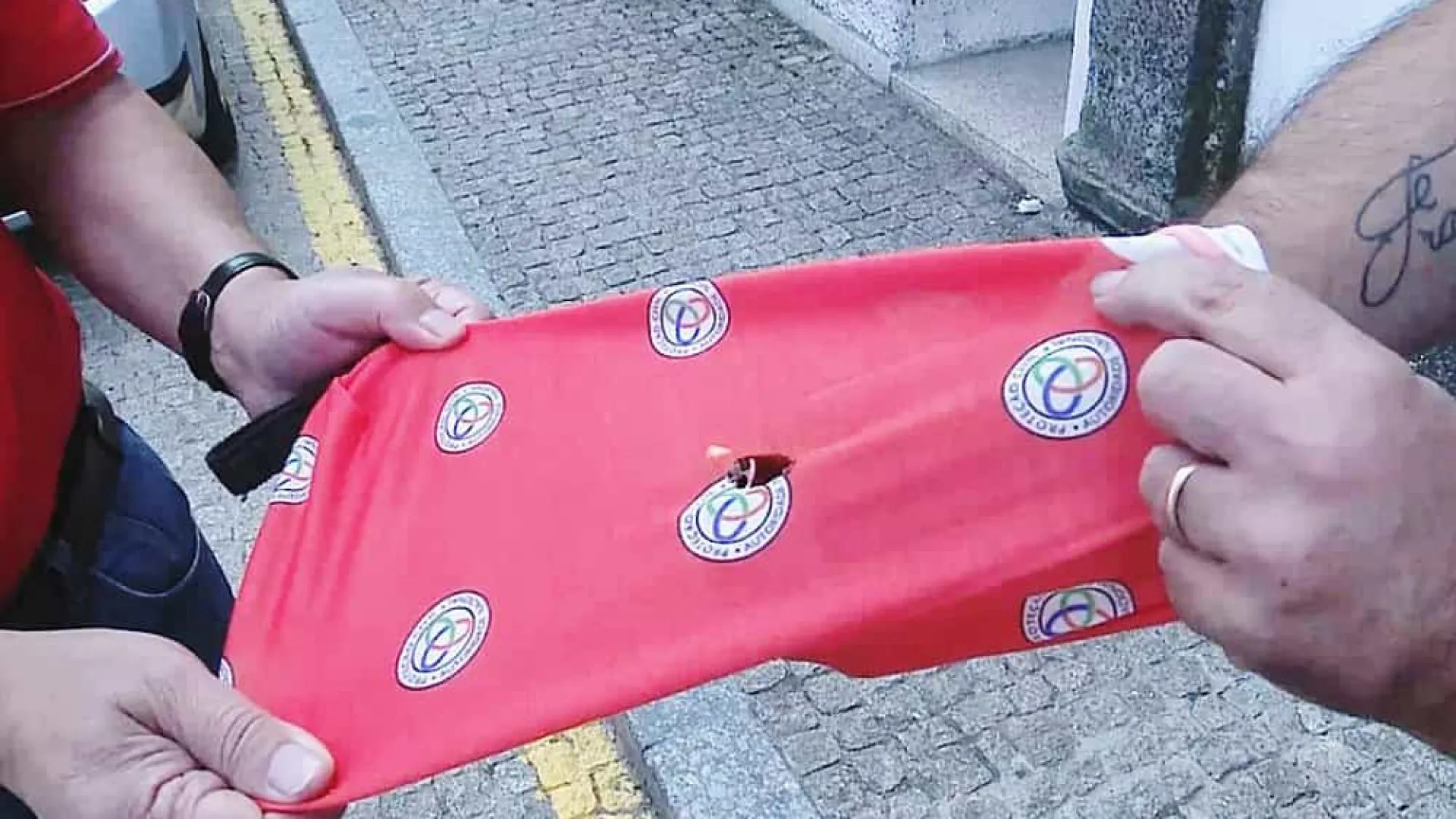 
                    Tribunal estranha escolha de empresa para produzir golas antifumo
                