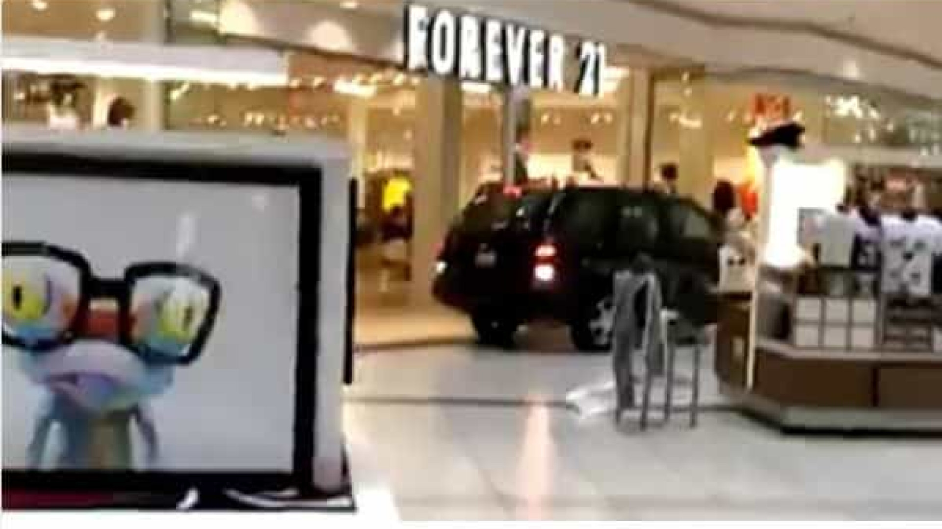 Carro invade centro comercial nos EUA e lança o pânico