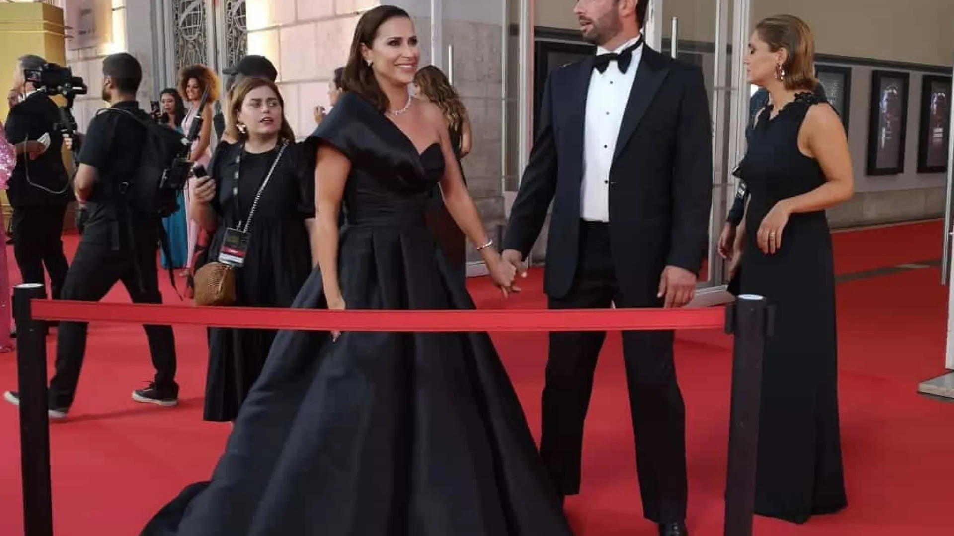 Dânia Neto nos Globos de Ouro com o namorado: "Era inevitável ele vir"