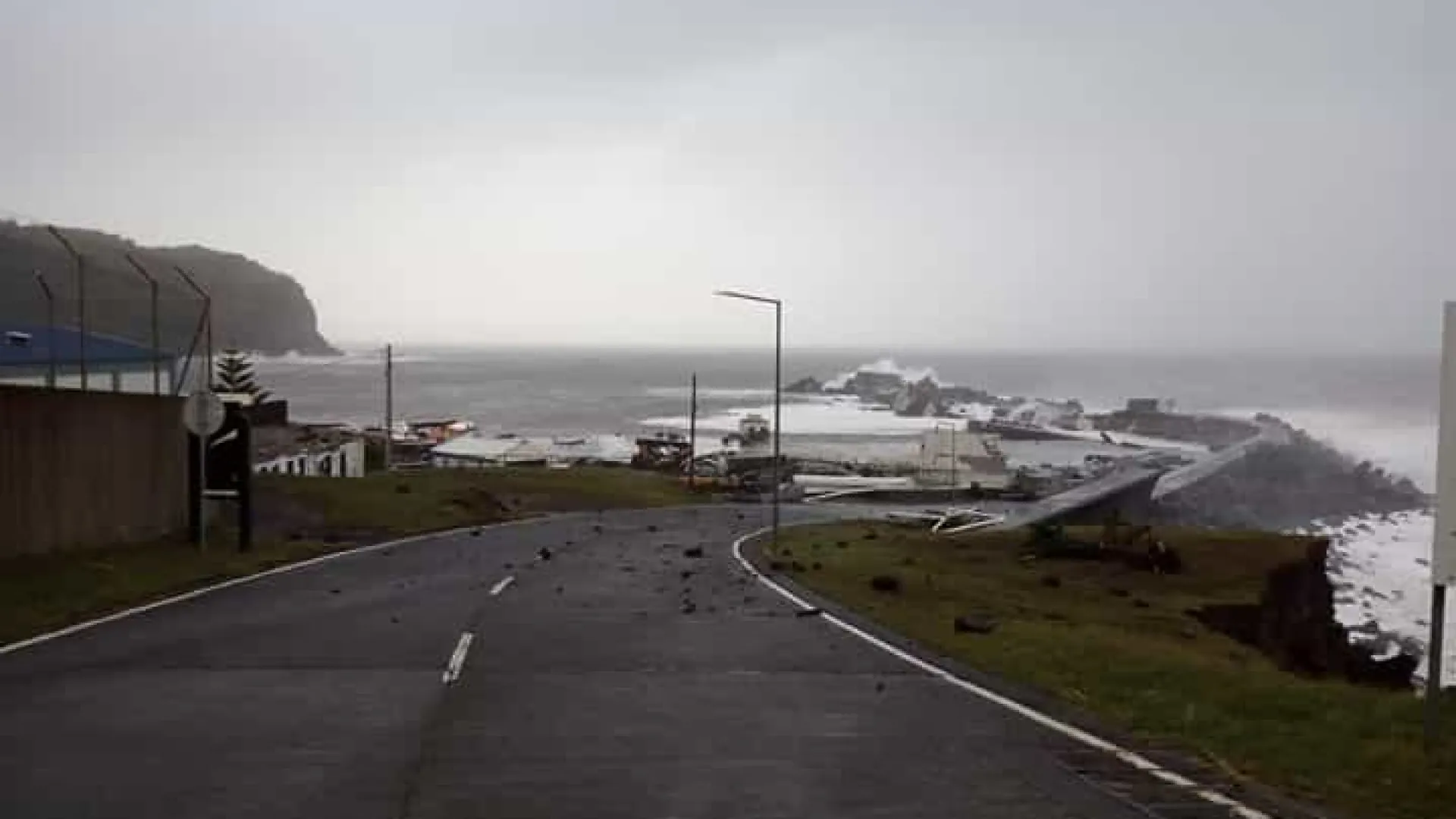 
                    Promessas, atrasos e milhões. Estará o porto das Flores pronto em 2030?
                