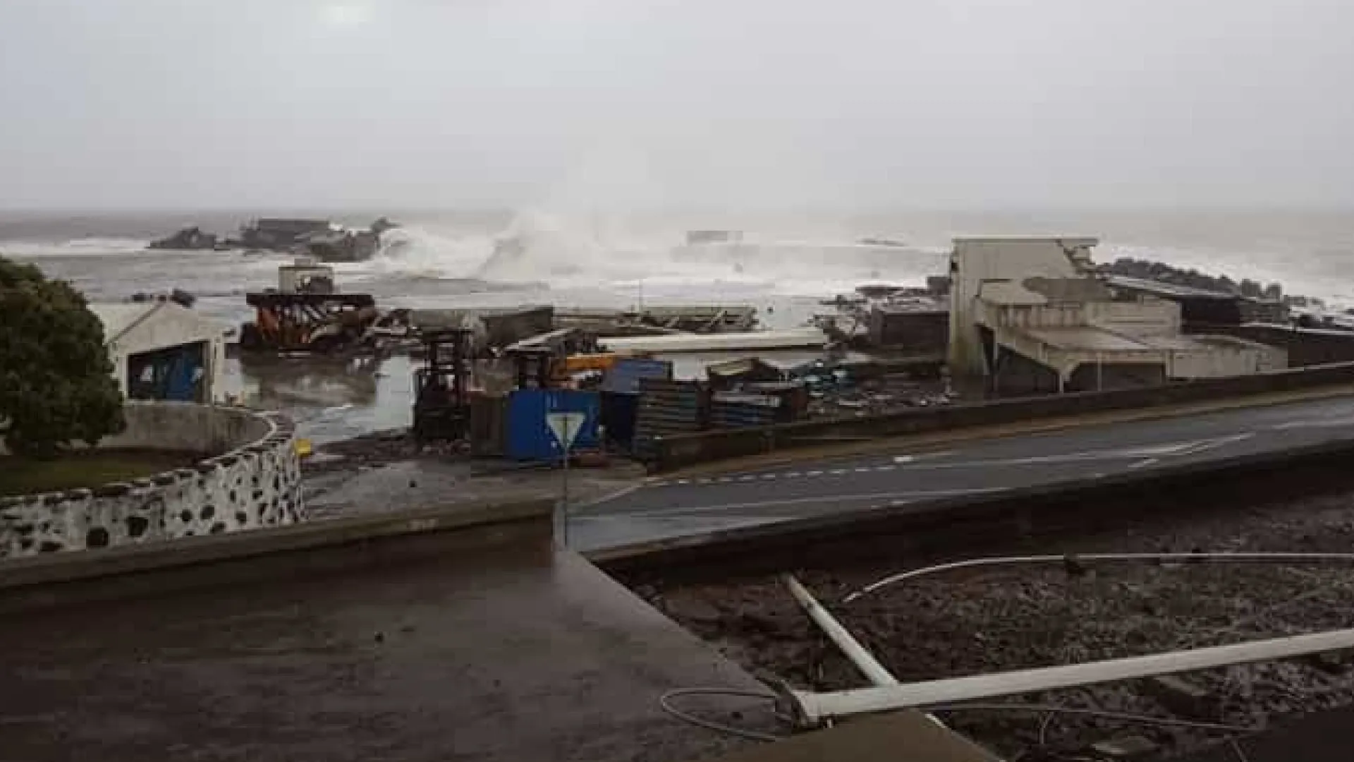 
                    Lajes das Flores encerra vias rodoviárias na orla costeira
                
