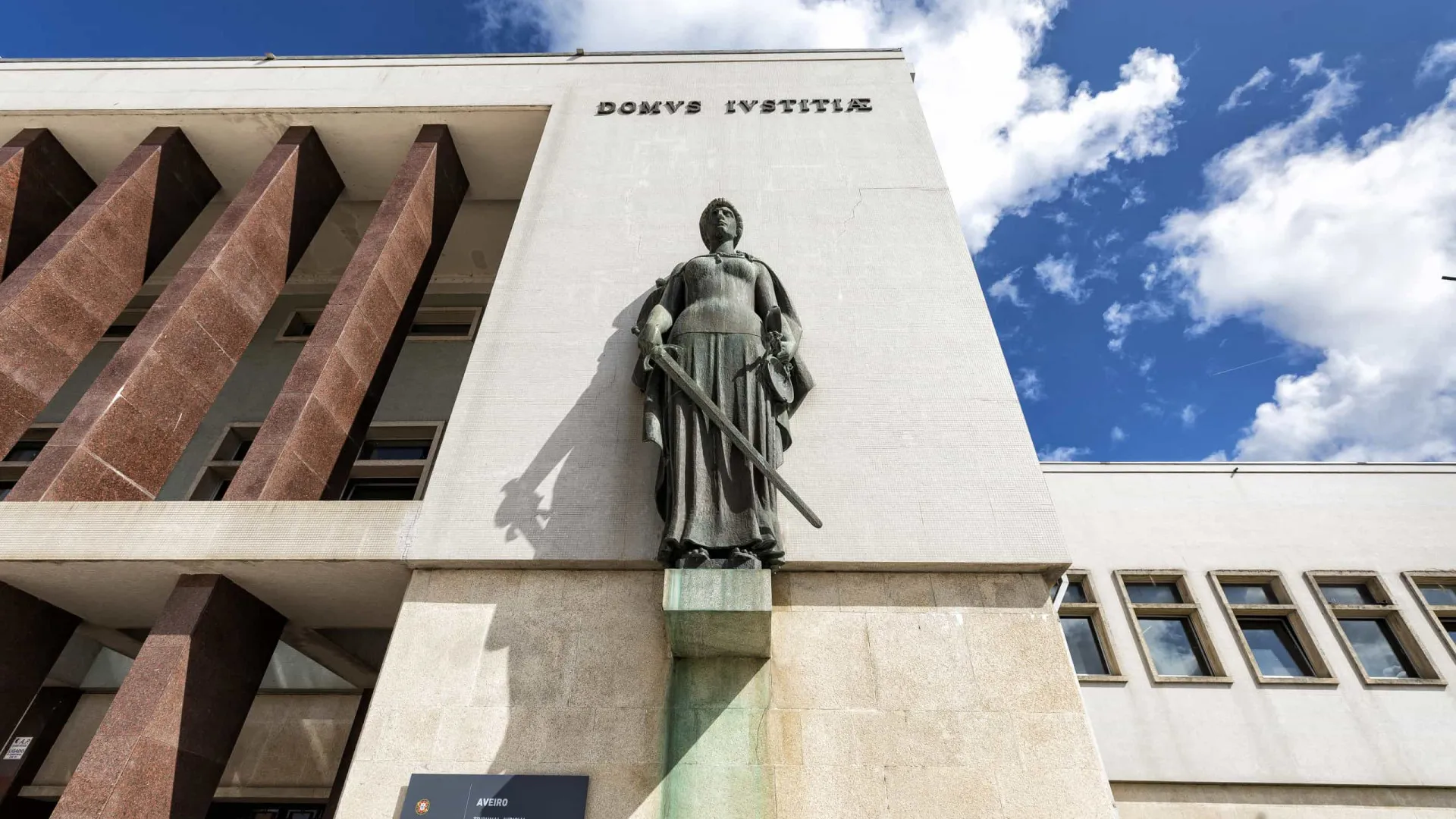 
                    Senhorio iliba companheira por morte em quarto alugado: 