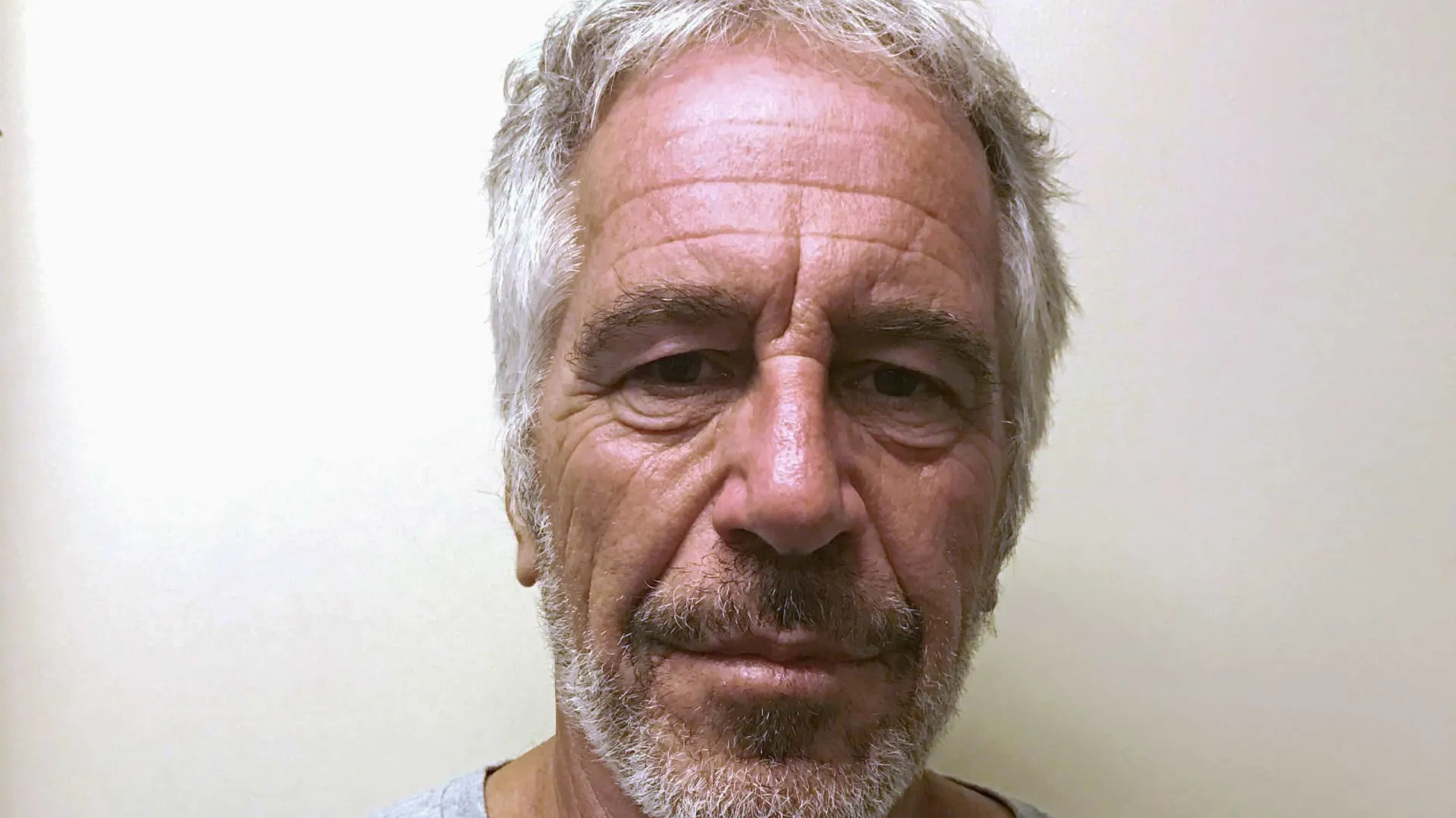 
                    Executores do testamento de Epstein propõem pagar 21 a 30 milhões às vítimas
                