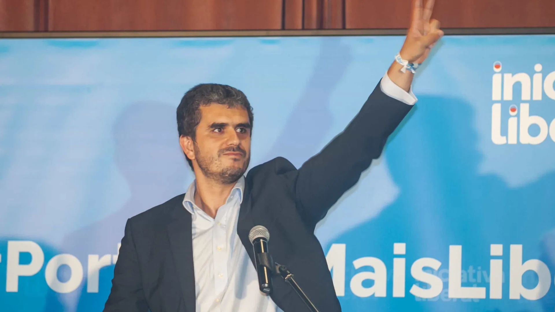 
                    Carlos Guimarães Pinto suspende mandato de deputado por um mês
                