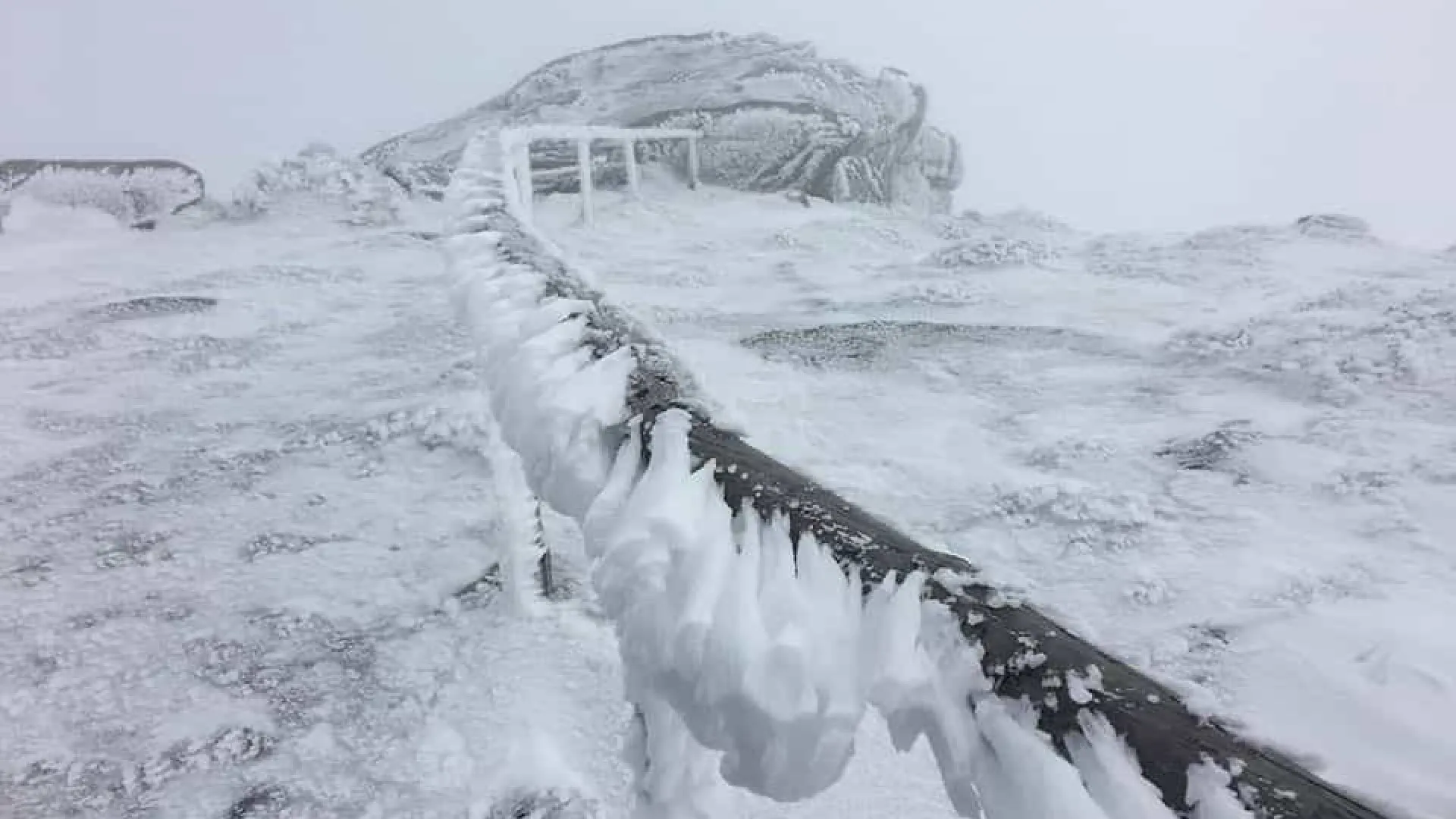 Fenómeno meteorológico sincelo (não é neve) deixa Serra do Larouco branca