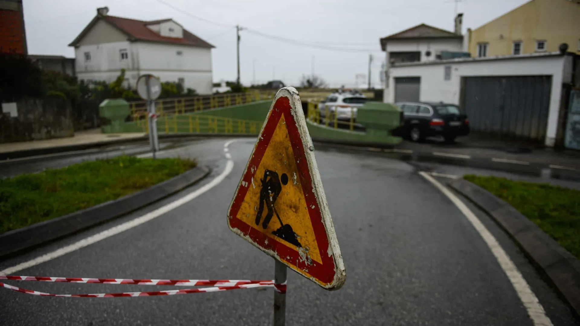 
                    Borba corta trânsito na EN255 por precaução devido a fendas
                