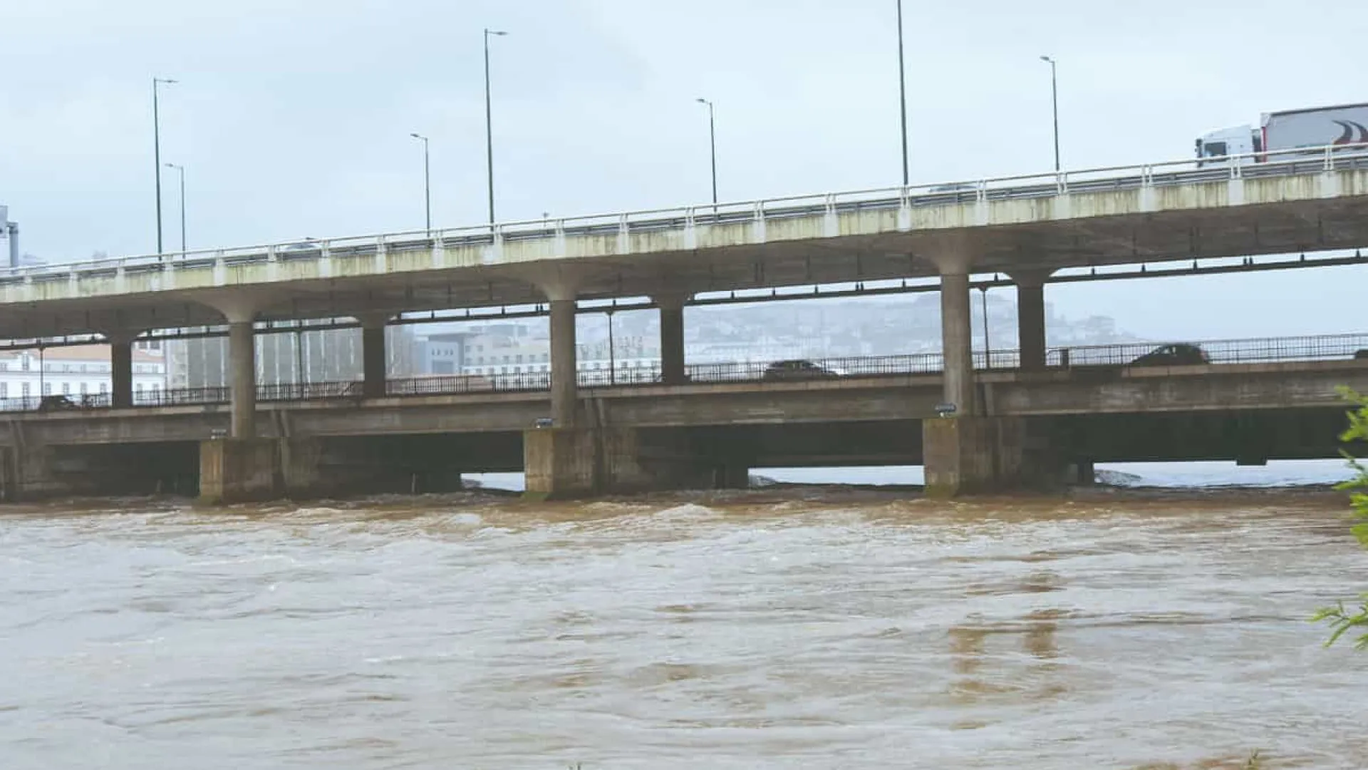 
                    Porque é que um dique se rompe? E como o prevenir? Explicamos
                