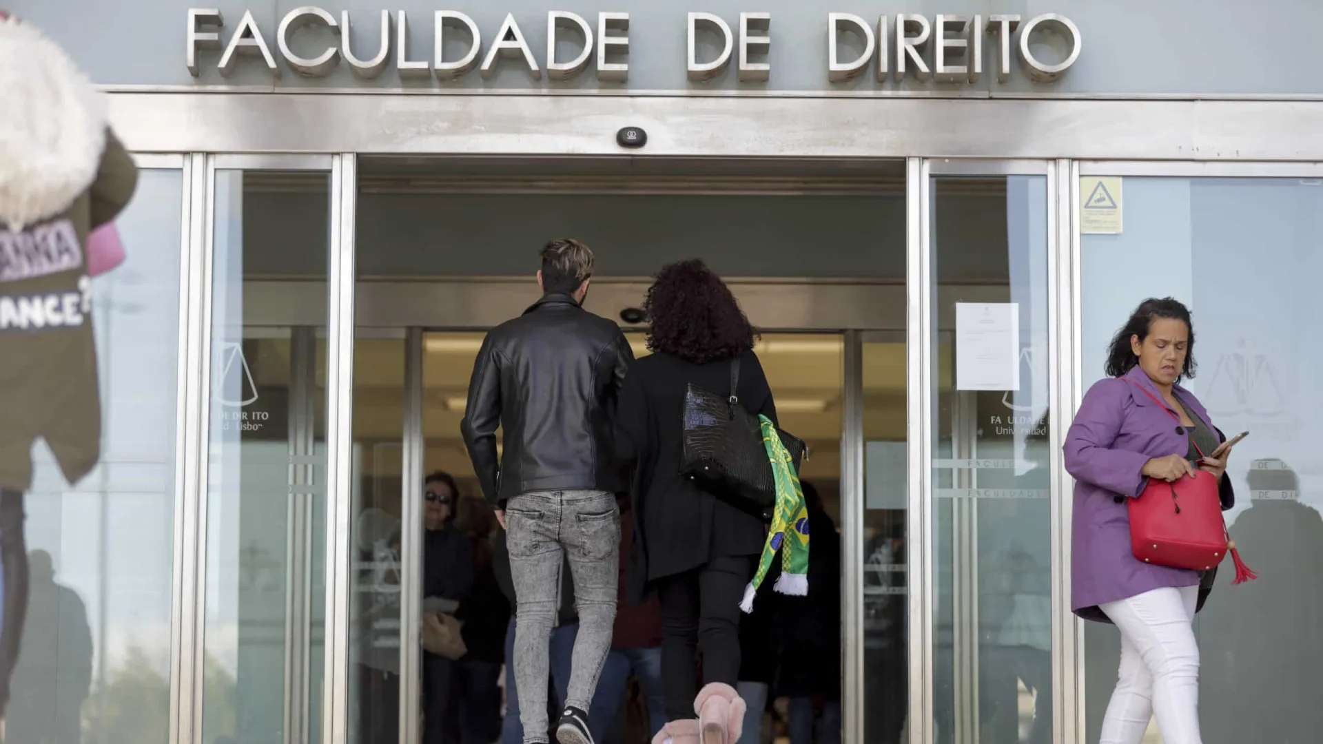 
                    Faculdade suspende contrato de ex-adjunto de ministra detido por abusos
                