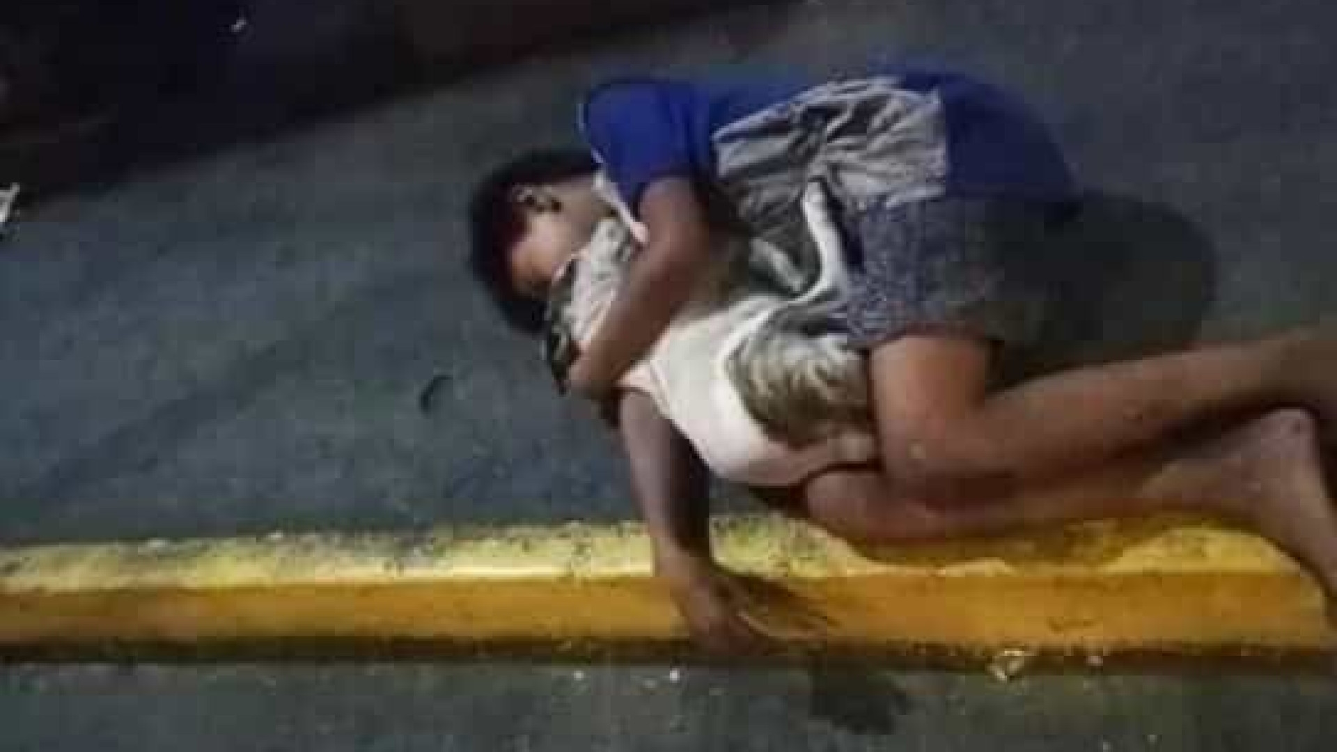 Menino sem-abrigo dorme na rua abraçado a cão