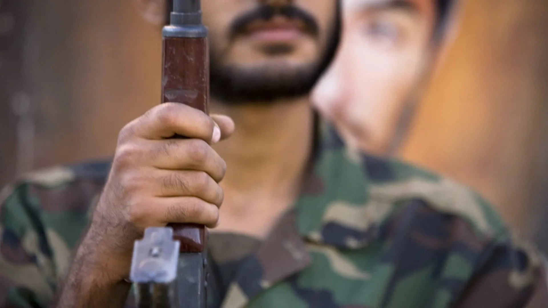 
                    Pessoal não essencial da embaixada francesa abandona Teerão
                