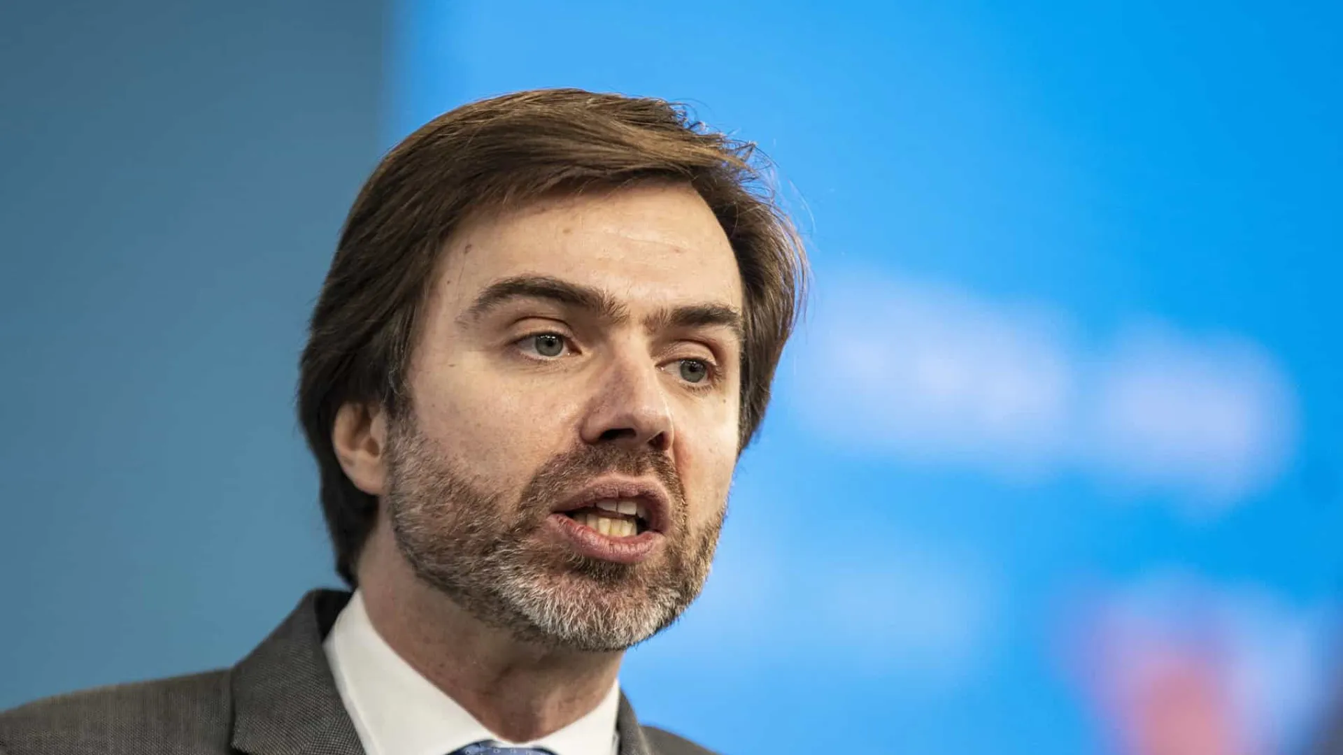 CDS e Chega querem proibir "bandeiras ideológicas"em edifícios públicos