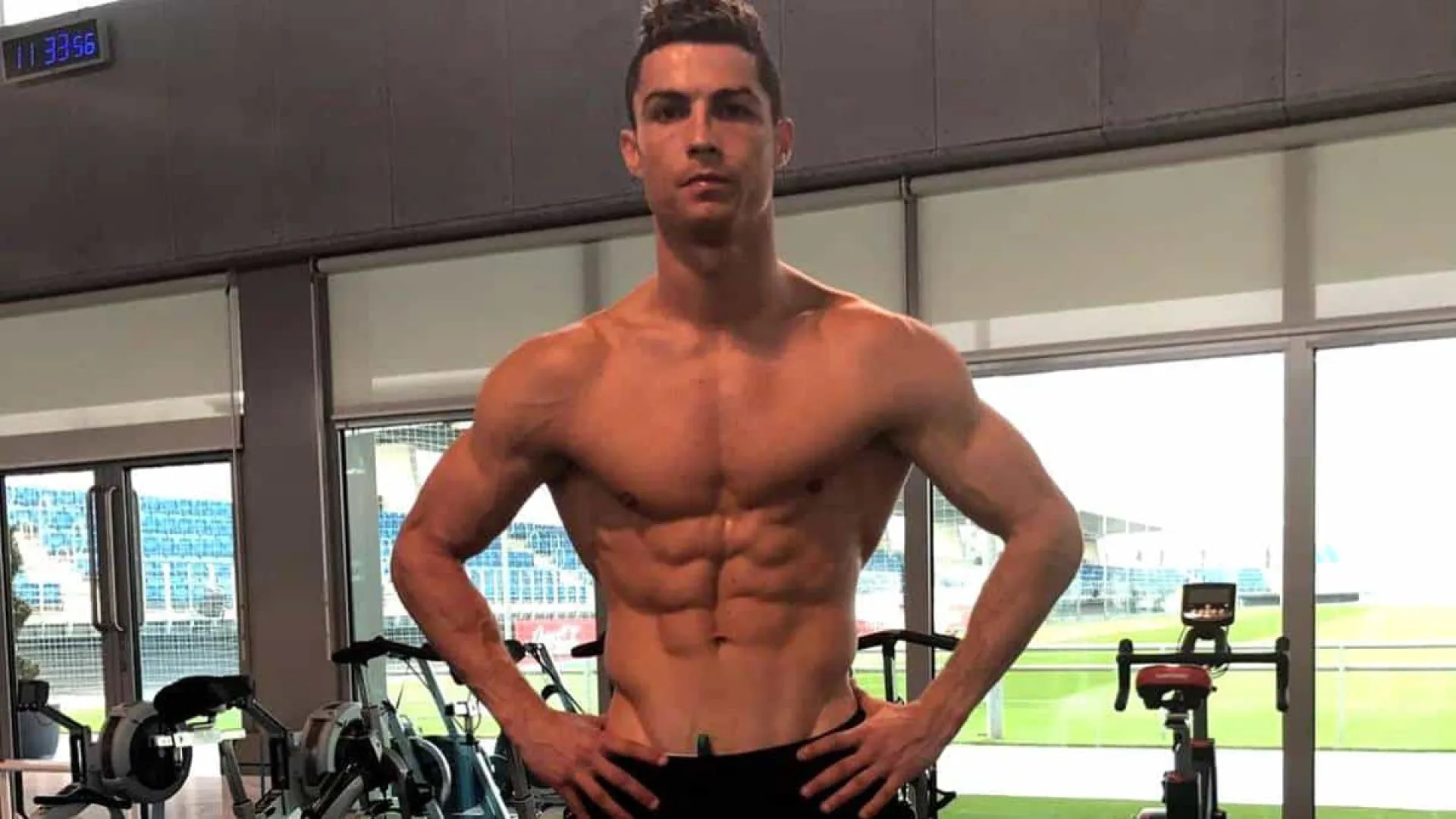 Ter um corpo assim não é para todos... As 35 fotos da boa forma de CR7