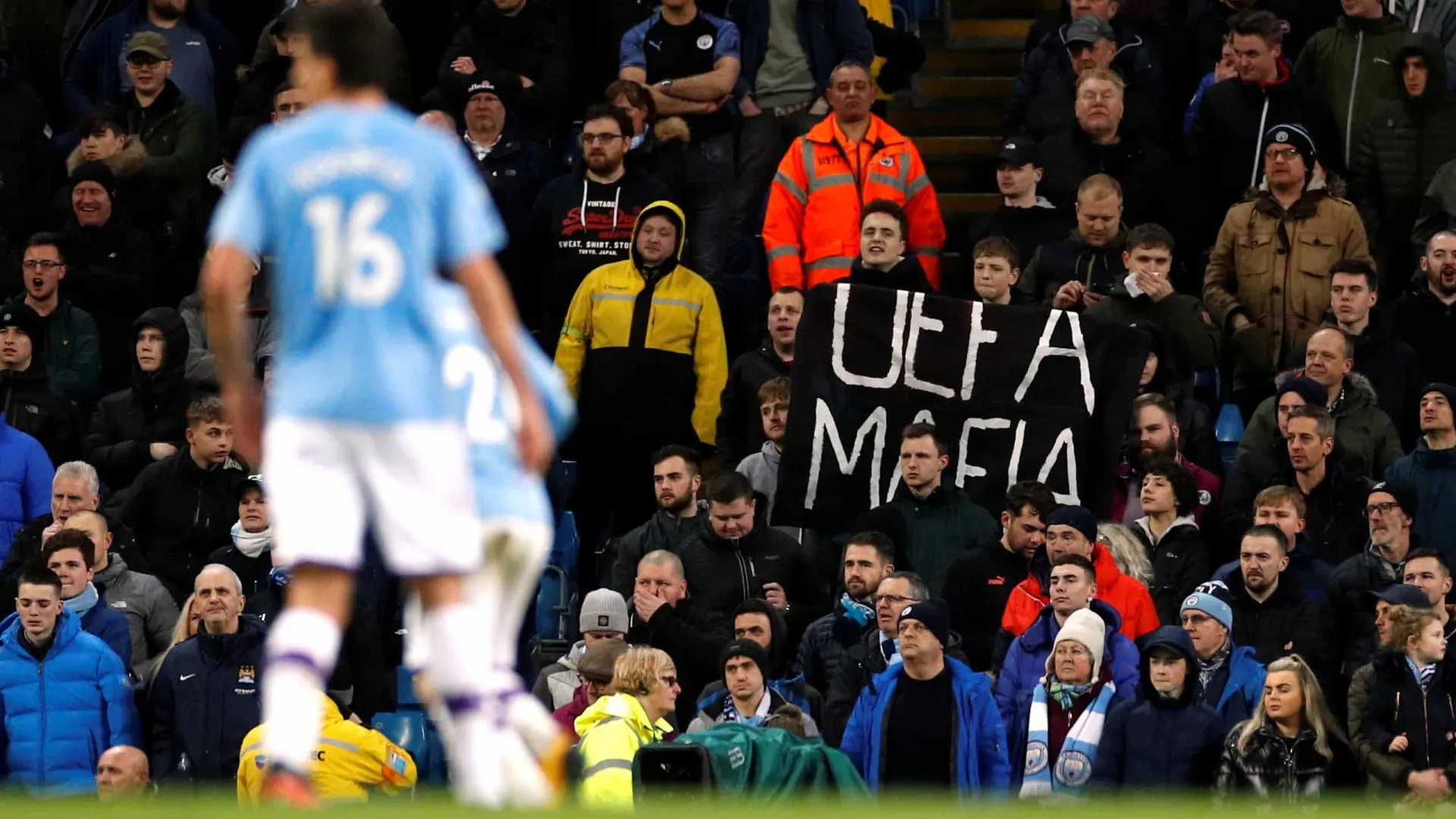 Adeptos do Man. City protestam contra a UEFA: "Máfia"