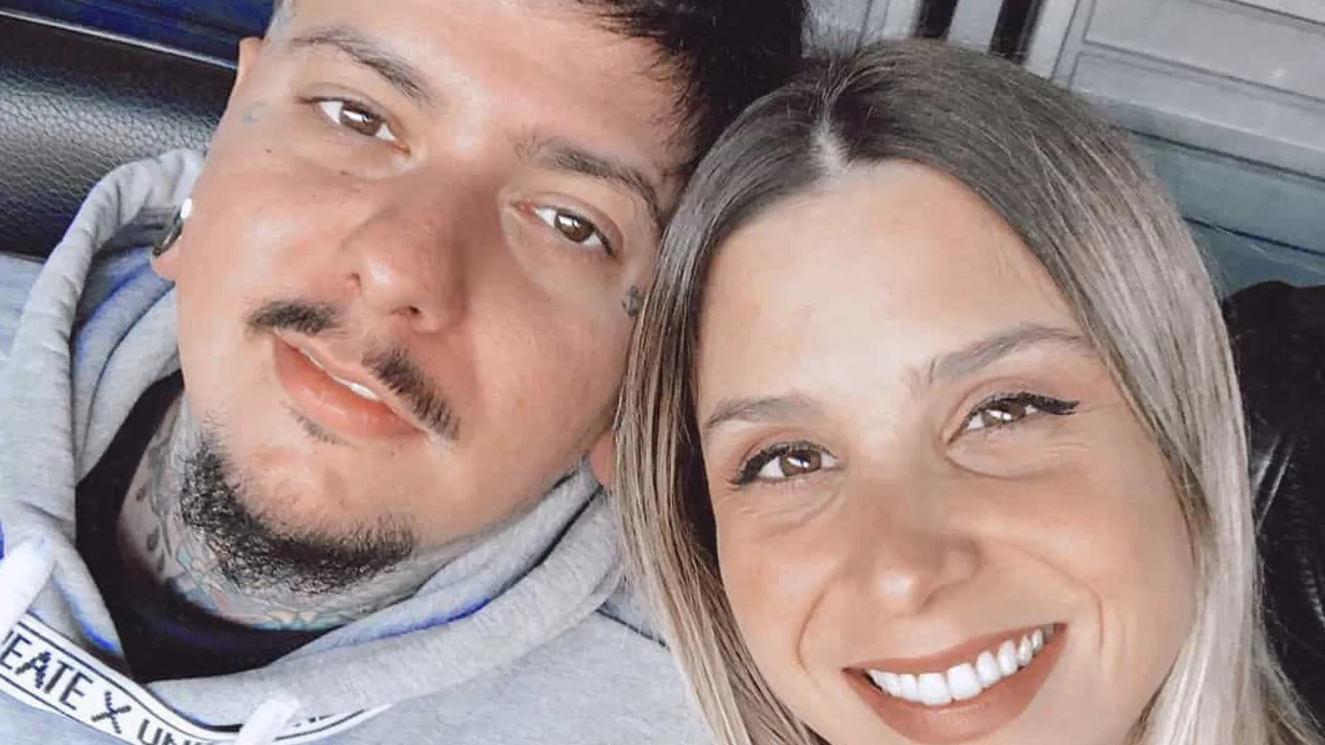 Agir e a mulher vão ser pais pela primeira vez.