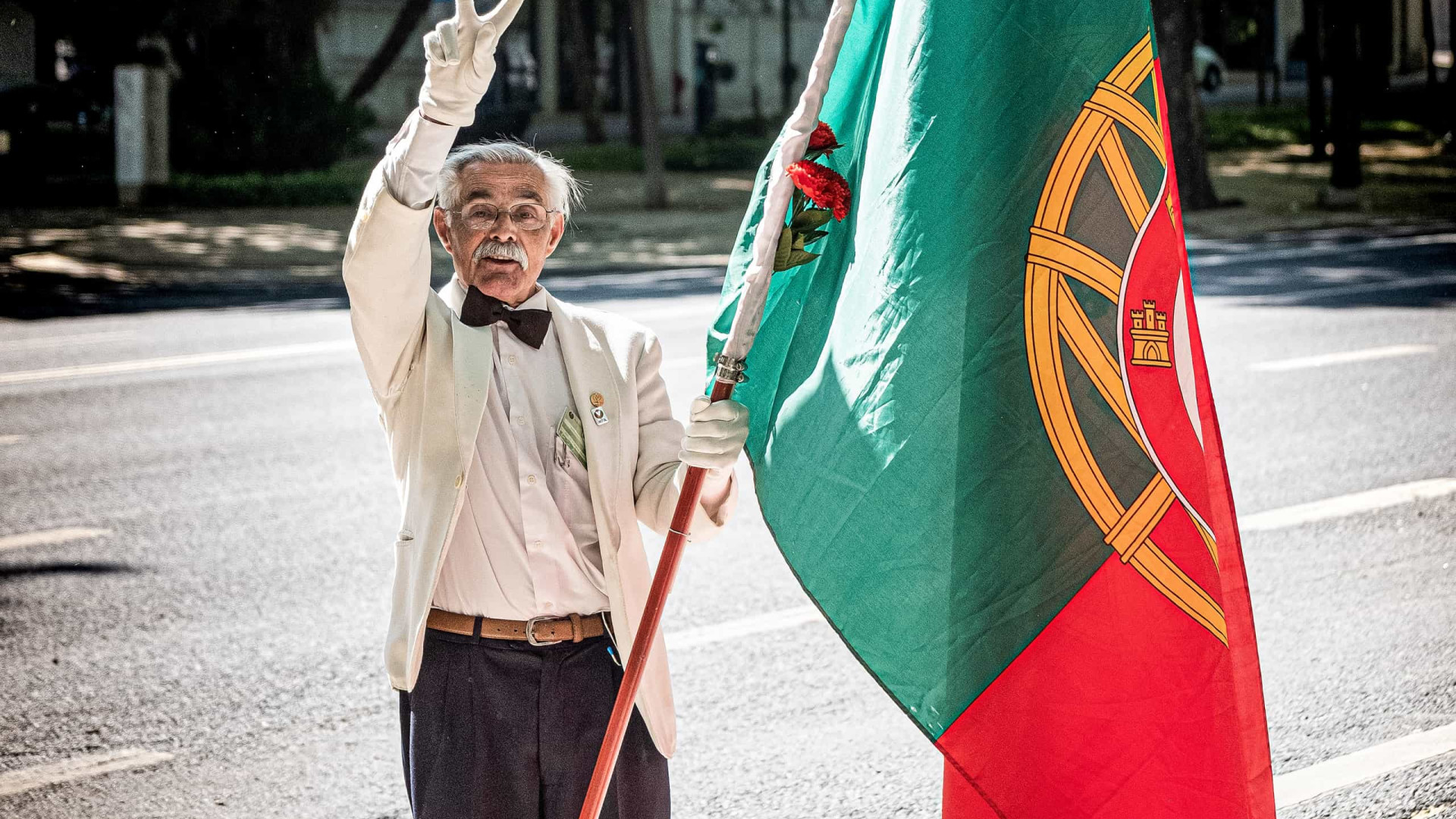 Homem desfila sozinho pela Avenida da Liberdade com Portugal 'às costas'