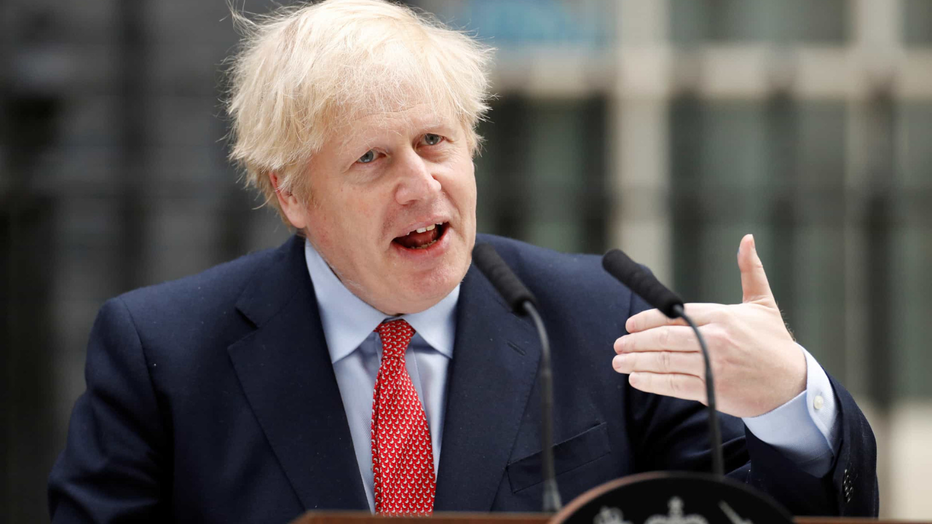 Boris Johnson de regresso: "Este é o maior desafio desde a guerra"