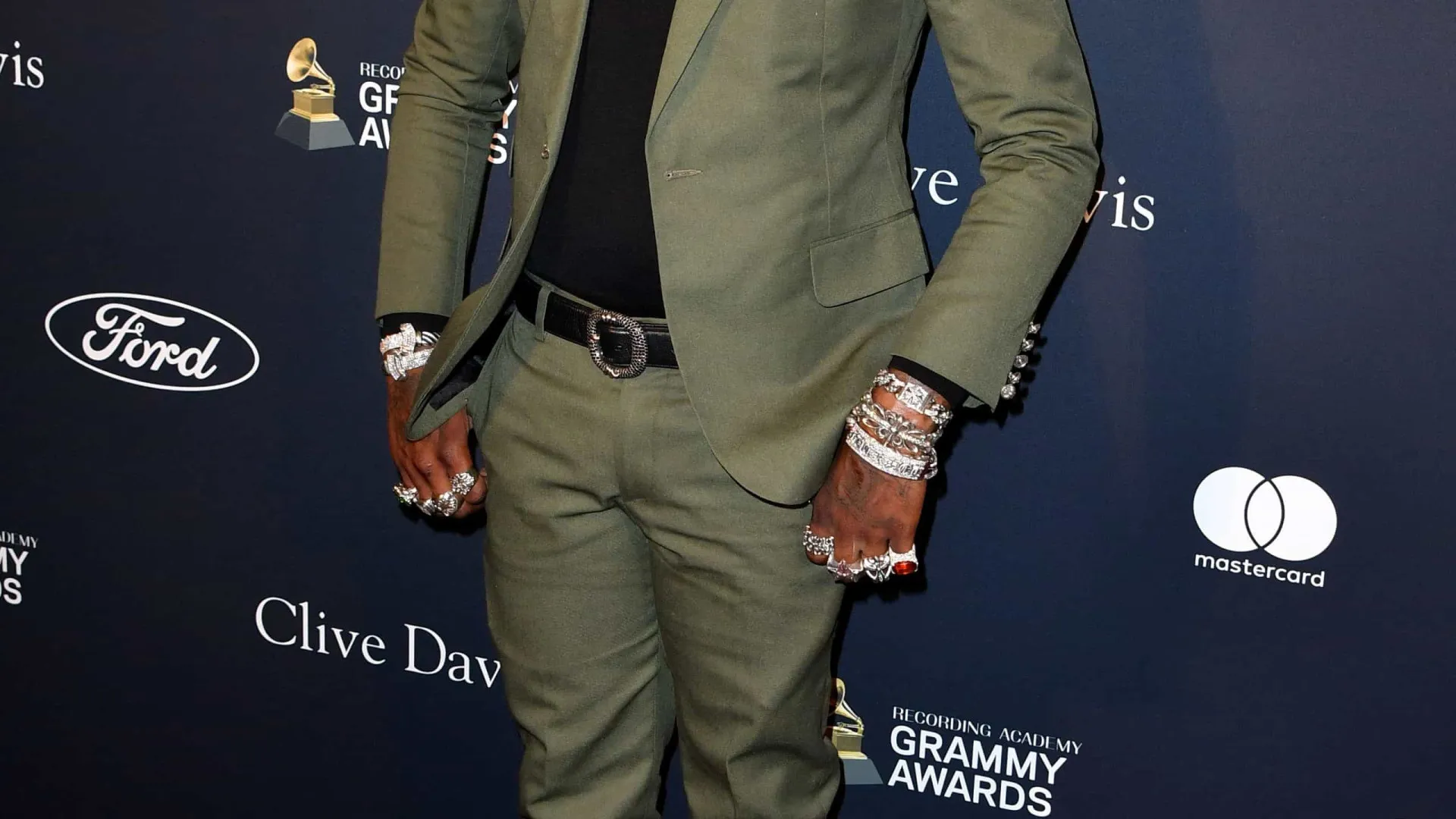 
                    Rapper Offset, ex-marido de Cardi B, foi baleado junto a casino
                